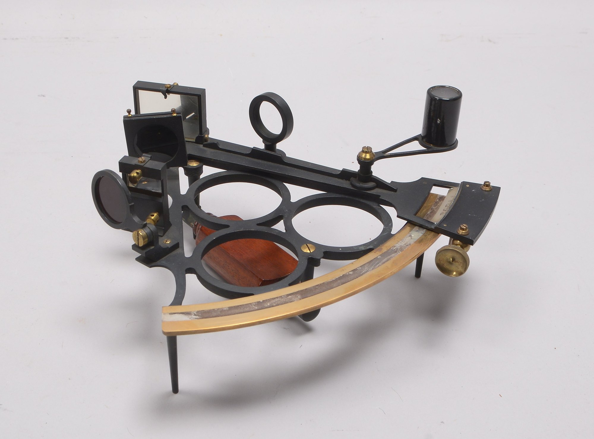Maritimes Sammler-Konvolut: Sextant (Deutschland), antik, im Holzkasten; dazu 2 antiquarische Bände