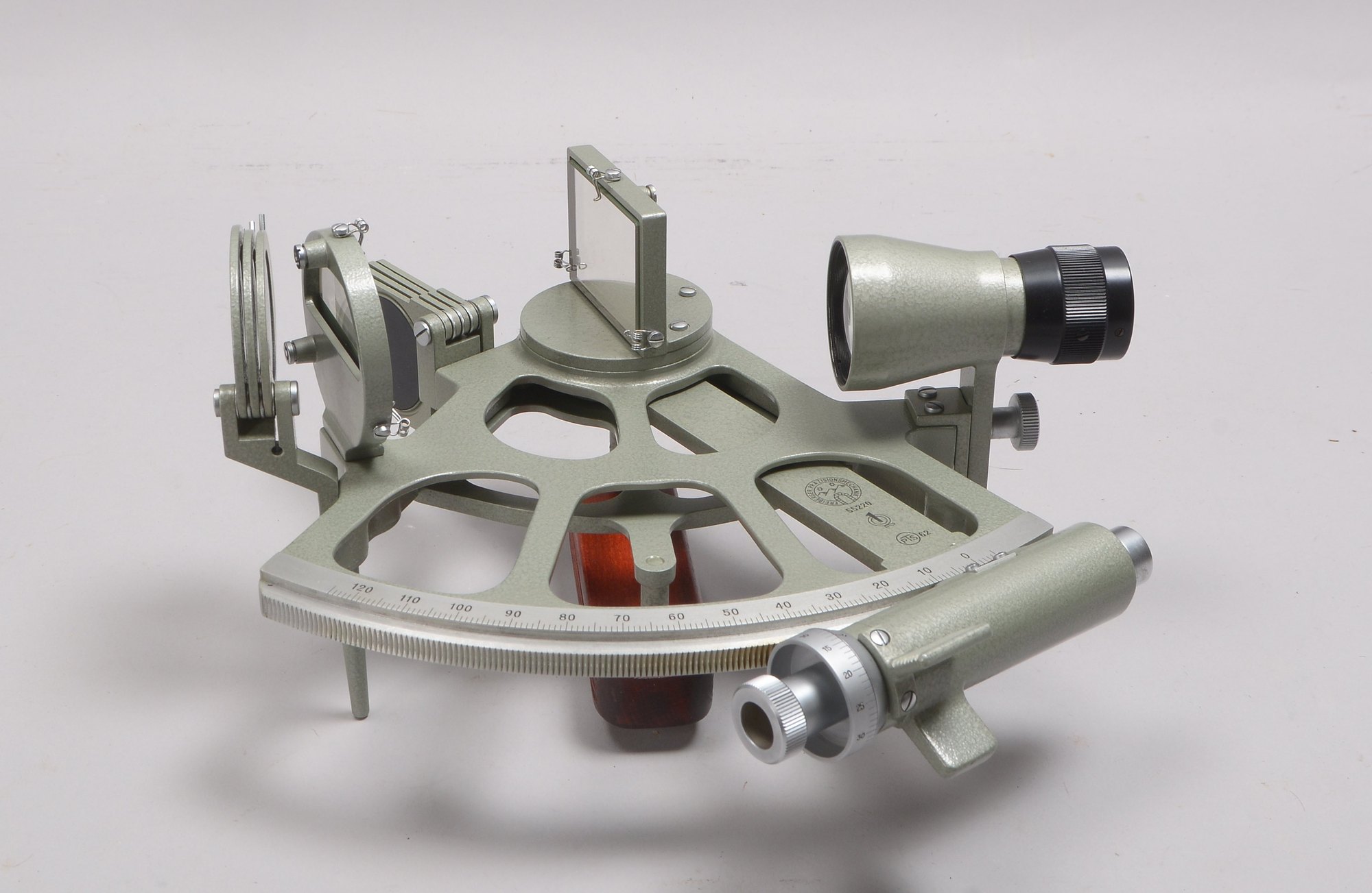 Trommelsextant, Freiberger Präzisionsmechanik, im Holzkasten; anbei Prüfpapiere und Begleitschriften