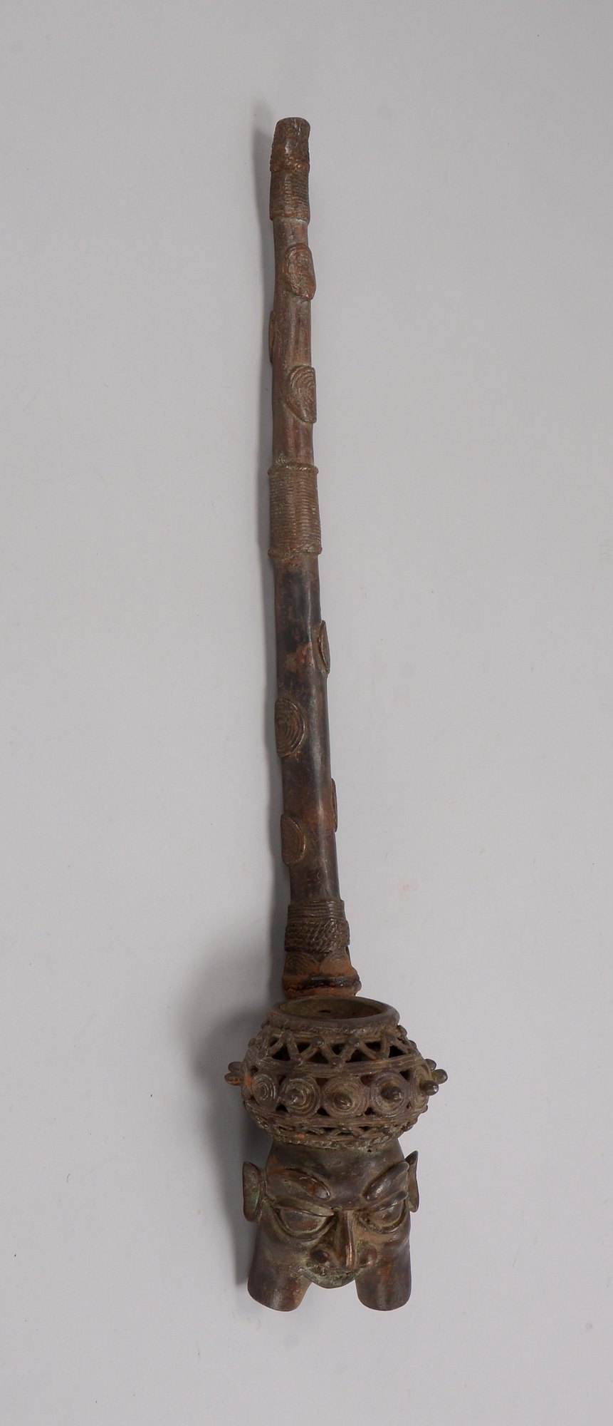 Pfeife (Benin/Afrika), Bronze, mit Reliefdekor, mit figürlichem Pfeifenkopf ('Männerkopf mit Hut');