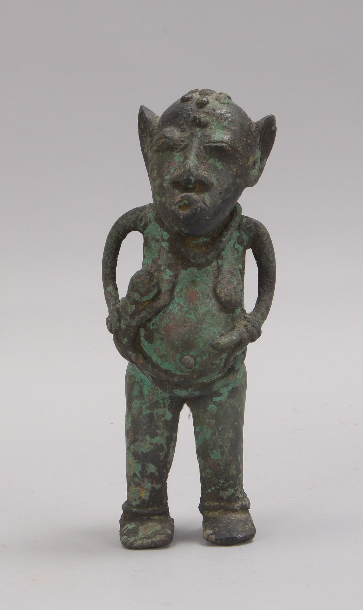 Bronzeskulptur (Benin/Afrika), 'Mutter mit Kind', Bronze mit grüner Patina; Höhe 23 cm