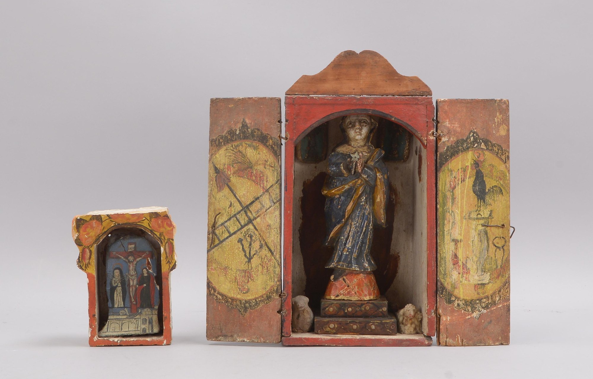 2 alte Schreine/Hausaltare, Holz und Stein, verschiedene Ausführungen, jeweils polychrom gefasst