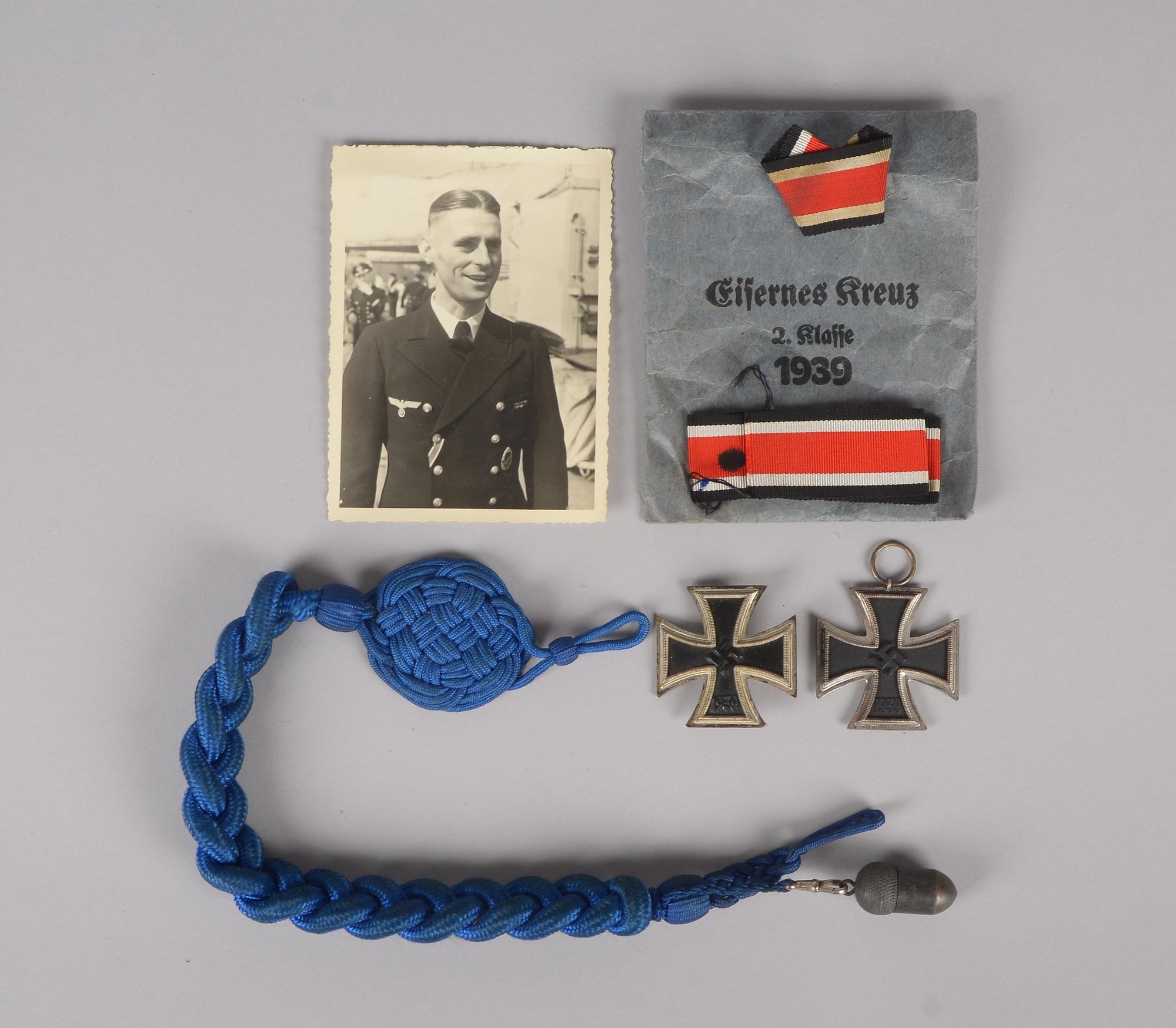 Militaria-Sammlerkonvolut, Orden und Abzeichen/darunter 'EK I' und 'EK II' - davon 1x mit Verleihung