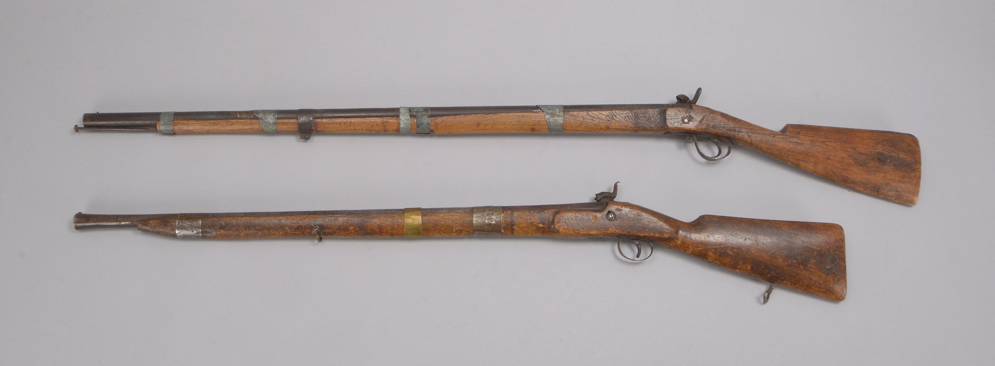 2 Sammler-Nomadengewehre (Nordafrika), antk, verschiedene Ausführungen; Länge 143 cm/Länge 125 cm