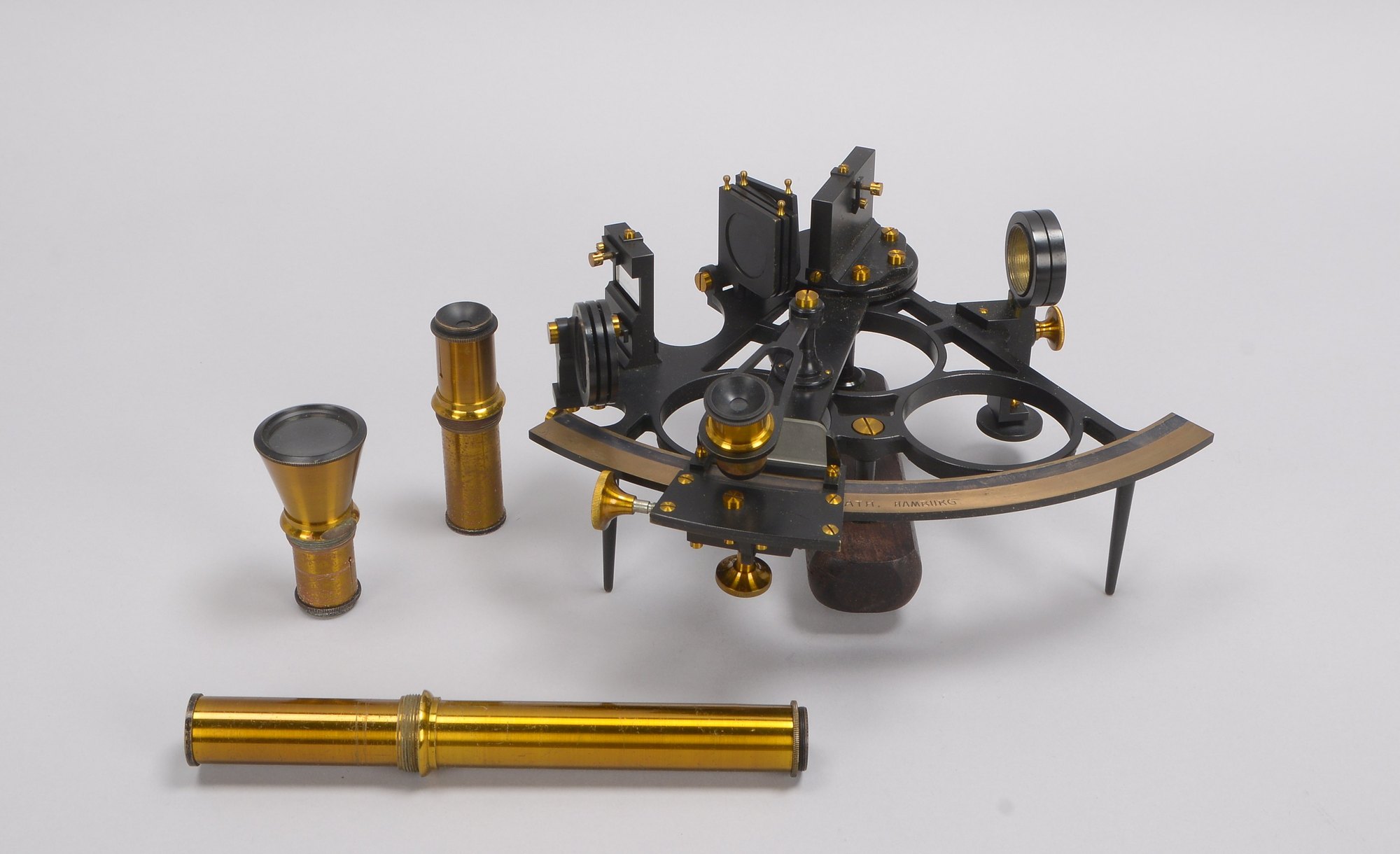 Sextant, Hersteller C. Plath/Hamburg, mit etwas Zubehör, im Mahagonikasten; Maße Kasten: Höhe 14 cm