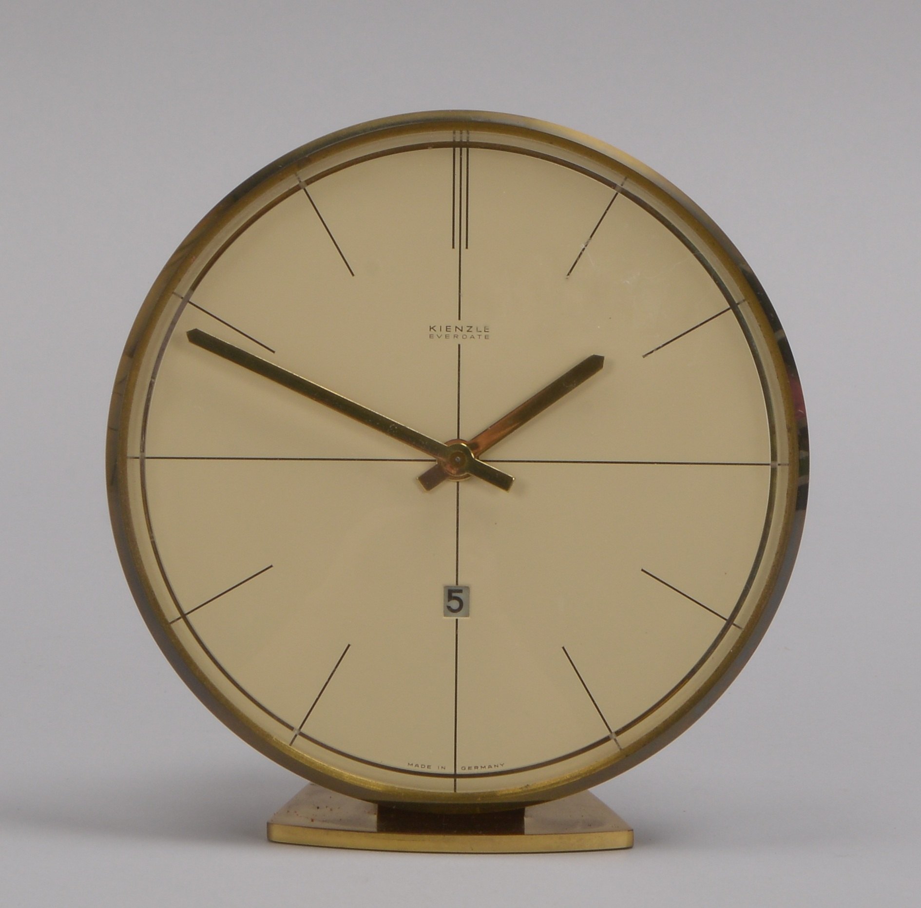Tischuhr, Kienzle 'Everdate', Quarzwerk, mit Datumsanzeige, im original Karton; Höhe 15 cm, Ø 14 cm