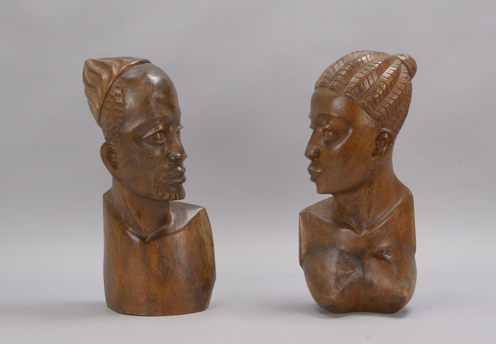 Paar Büsten (Afrika), Edelholz handgeschnitzt, 'Männlicher Torso' und 'Weiblicher Torso'