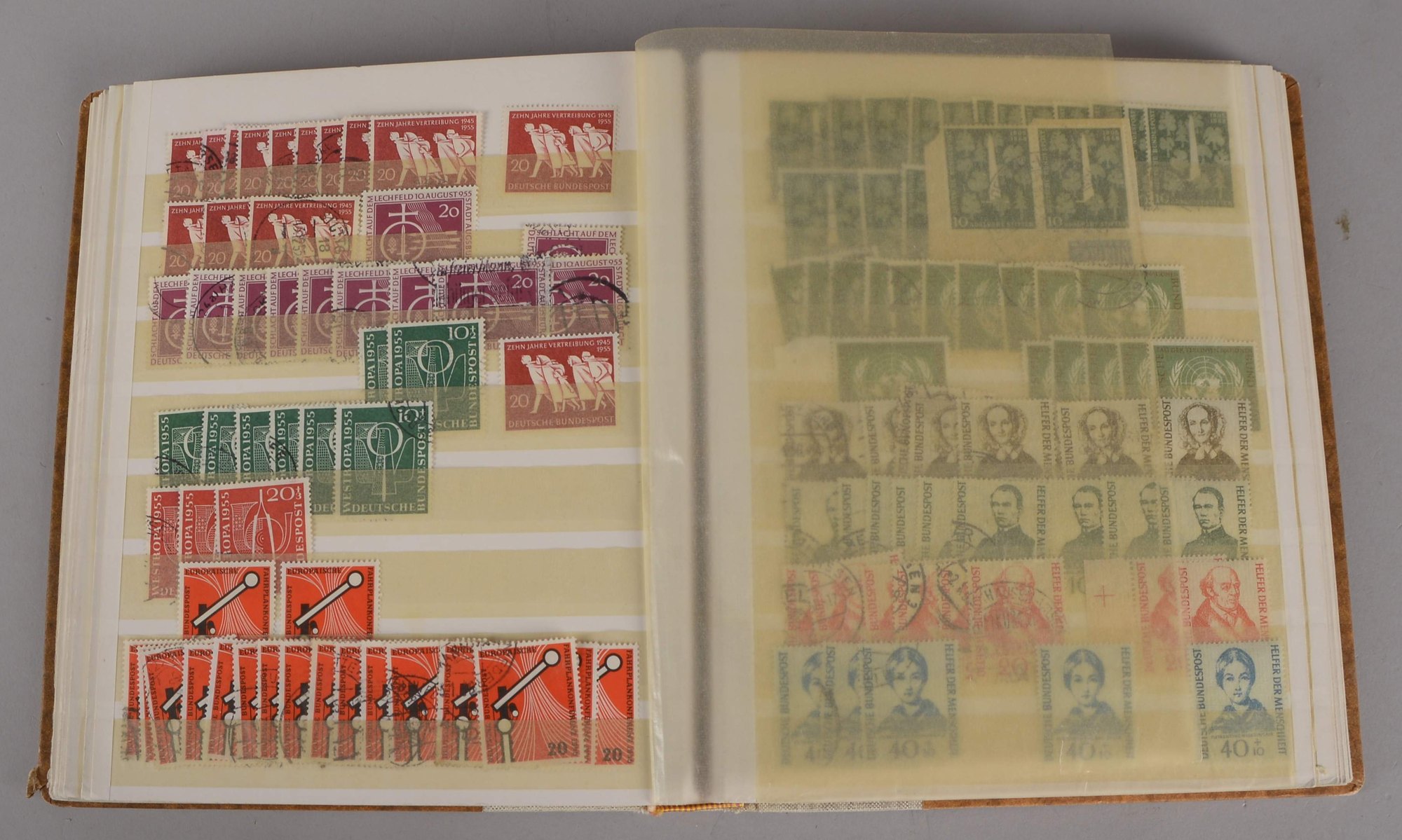 Briefmarken, ab 1945: Sammlung/Karton mit Korrespondenzen - um 1.000 Karten (mit interess. Ausgaben)