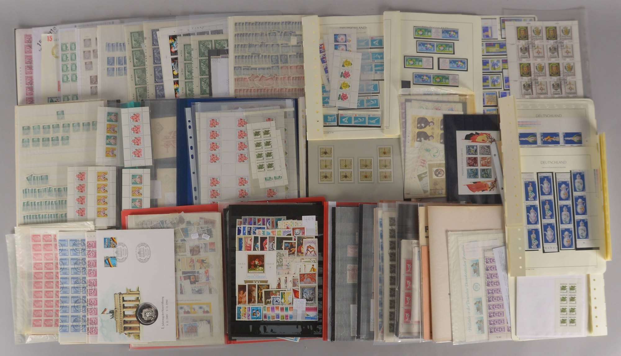 Briefmarken: 'DDR'-Bogenware, im reich gefüllten Karton (günstig angesetzt!)
