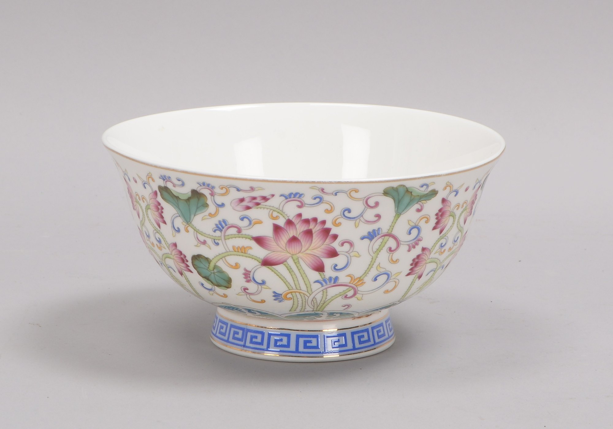 Porzellanschale (China, 20. Jahrhundert - mit 'Sechs-Zeichen-Marke'), umlaufend mit Blumendekor