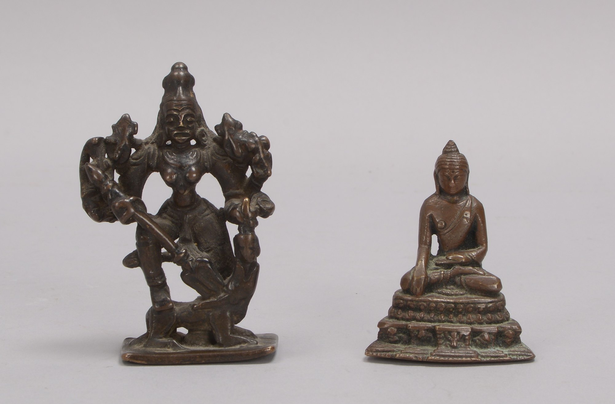 2 Kleinbronzen (Indien), 'Buddha' und 'Shiva'; Höhe 6 cm, und Höhe 8 cm