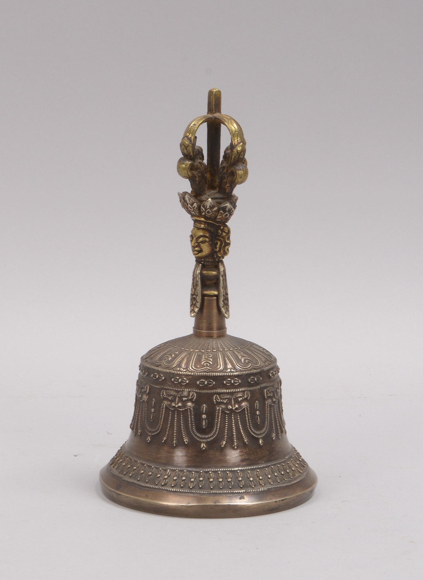 Gebetsglocke/Altarglocke (Tibet), Bronze, umlaufend ornamentales Reliefdekor, mit figürlichem Griff