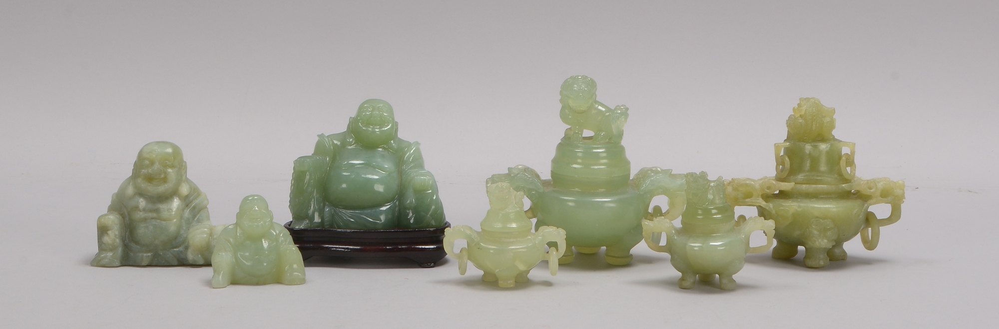 Kleines Konvolut Jadeschnitzereien, verschiedene Ausführungen: 3x Buddhafiguren, und 4x Deckelgefäße