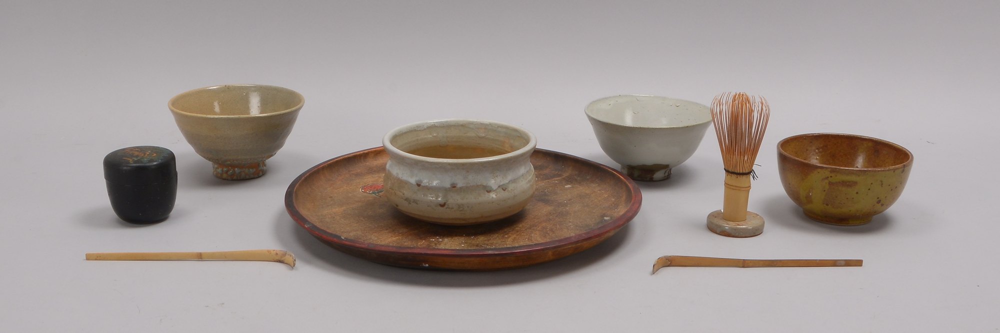 Teeset (Japan - zur zeremoniellen Verwendung), umfassend: 4x Chawan und 2x Bambus-Chashaka, 1 Chasen