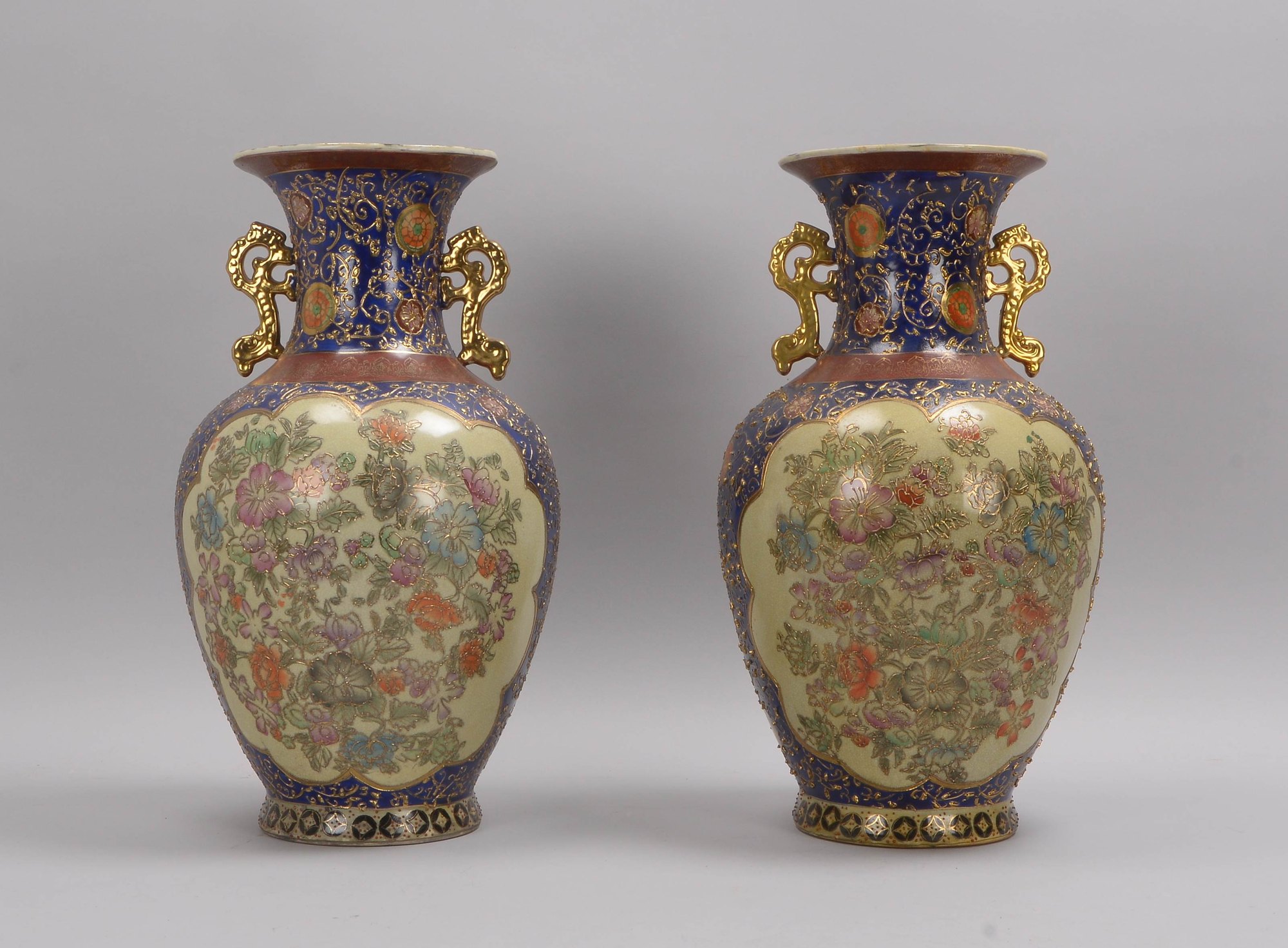 Paar Vasen (Japan), vorderseitig und rückseitig mit floraler Gestaltung, mit Bodenmarke