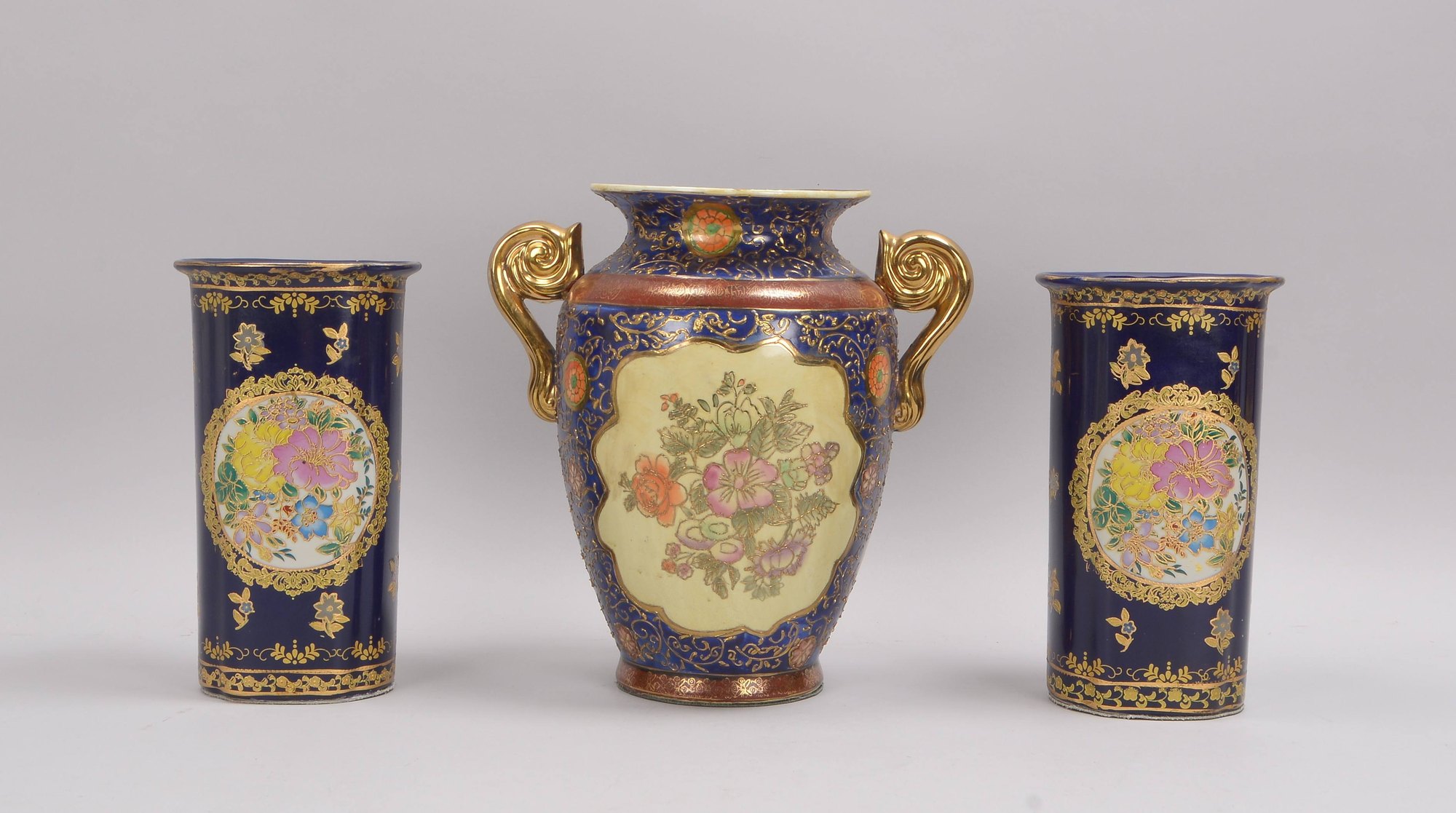 Vase mit Paar Beistellern (Japan), vorder- und rückseitig mit floraler Gestaltung, mit Bodenmarke