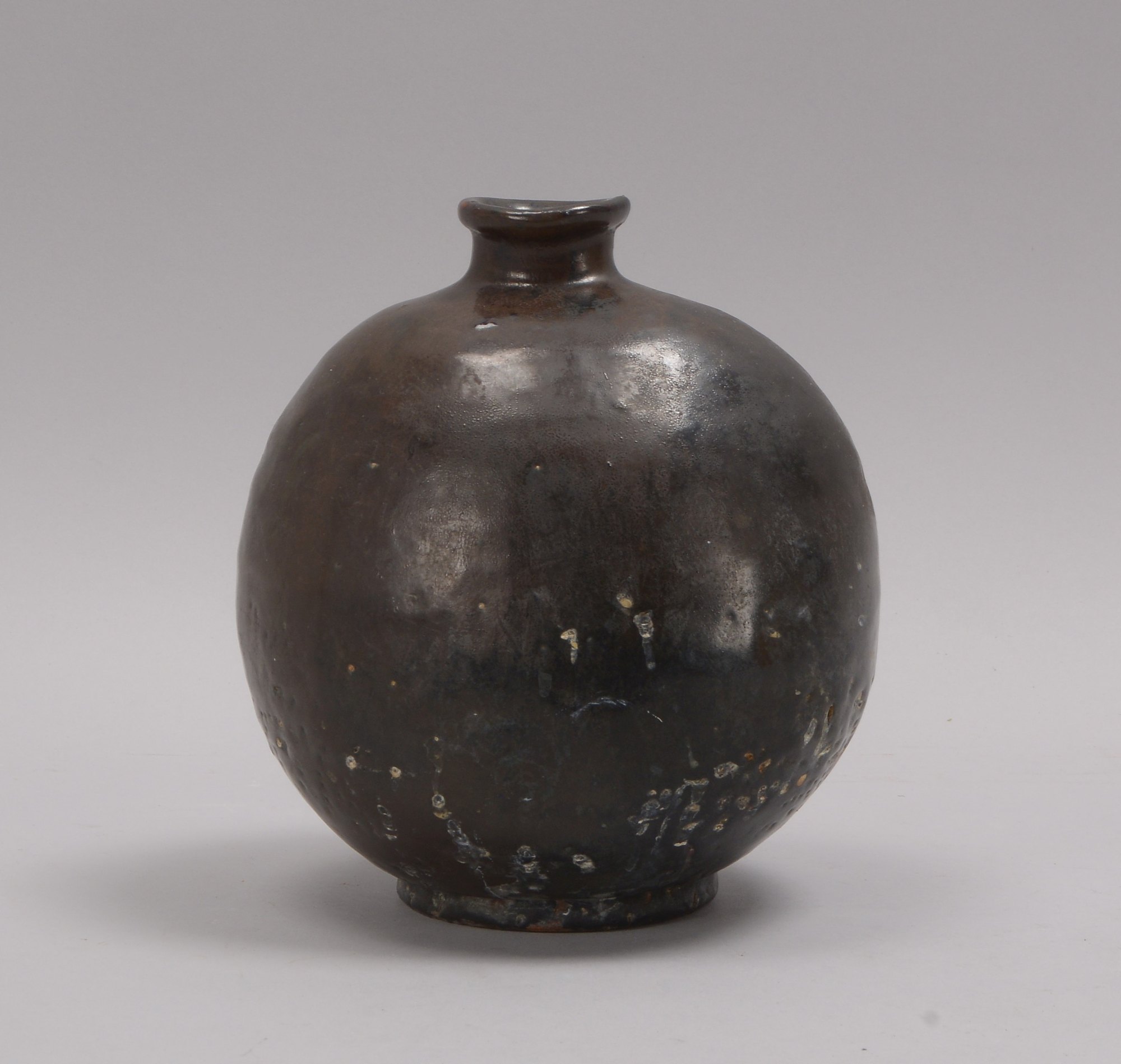Keramikvase (wohl Japan), leicht gedrückte bauchige Form mit kurzem Hals, mit Glasur in Schwarzbraun