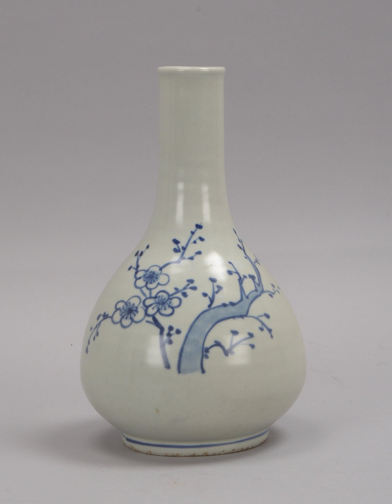 Porzellanvase (Korea, 20. Jahrhundert), mit floraler Unterglasurmalerei in Blau; Höhe 26 cm