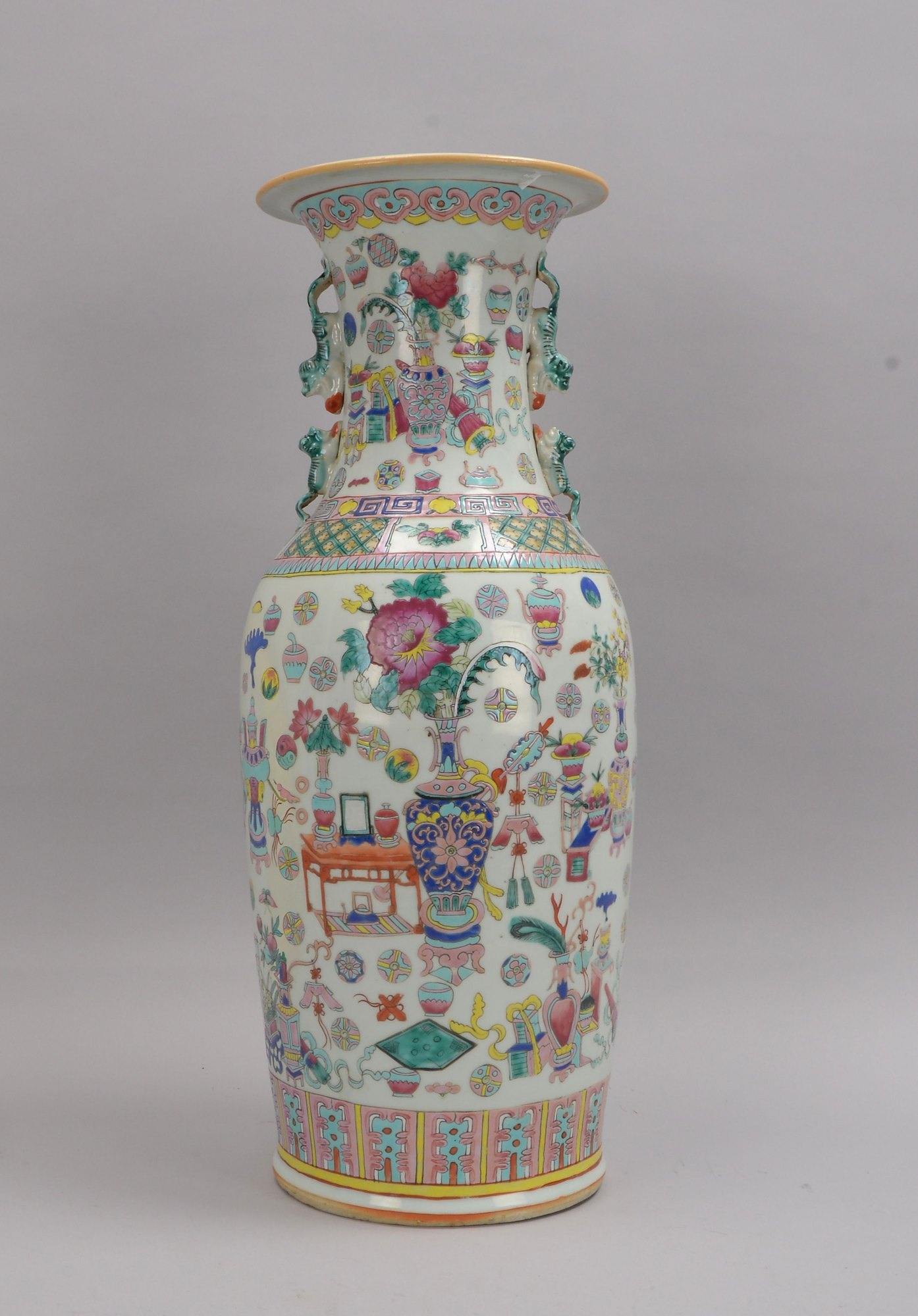 Porzellanvase (China, 19. Jahrhundert), Famille Rose, ovoider Korpus, Dekor 'Hundert Antiquitäten'