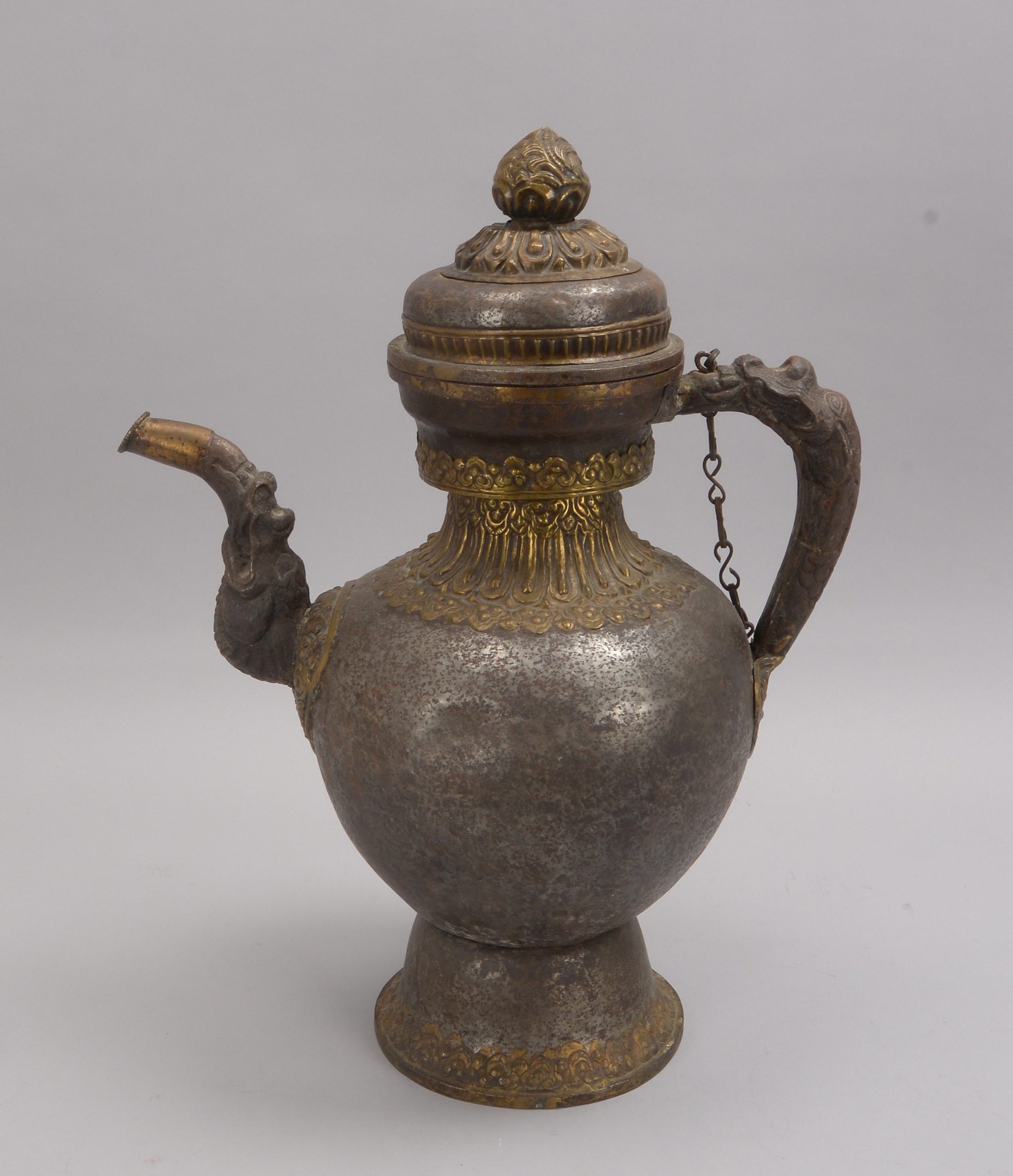Große Teekanne (Tibet, 19. Jahrhundert), Eisen, mit Messing-Verzierungen; Höhe 51 cm
