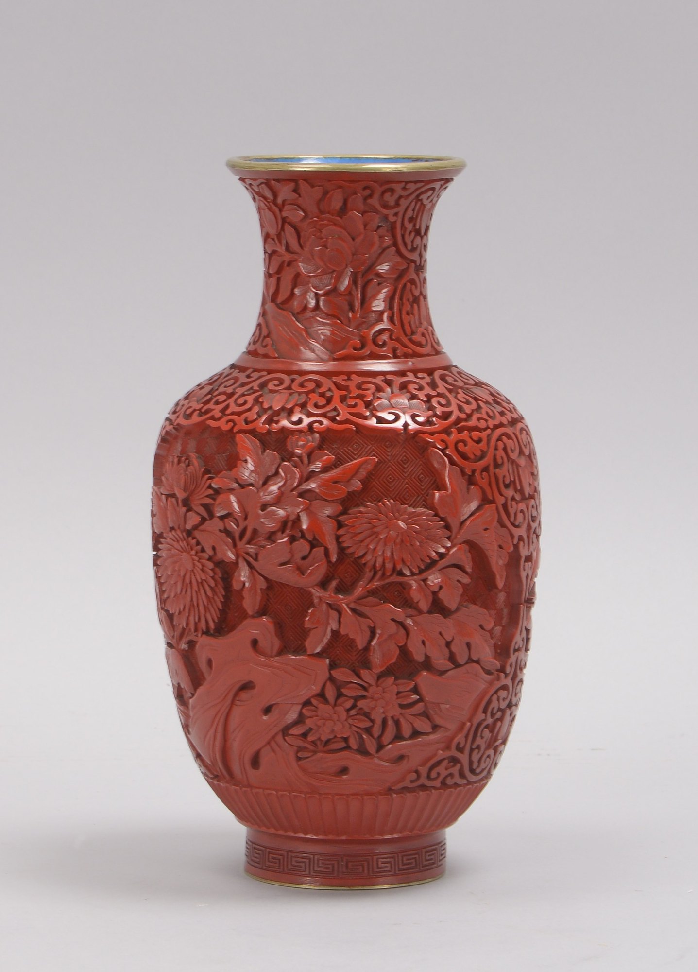 Vase (China), Rotlack geschnitten, innen und im Boden mit Emaille-Überzug in Blau; Höhe 23 cm