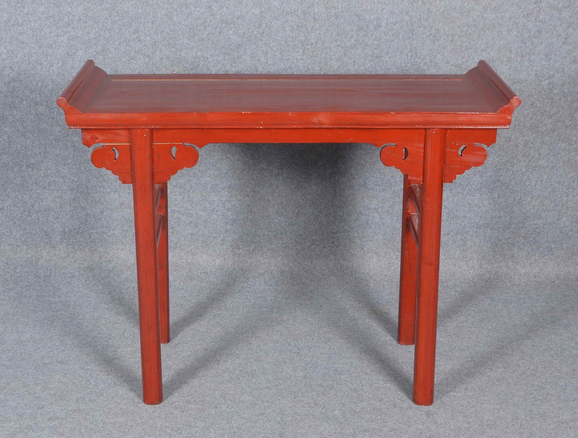 Anrichte/Sideboard (China), Ulmenholz(?), mit Rotlack; Höhe 89 cm, Breite 113,5 cm, Tiefe 39 cm