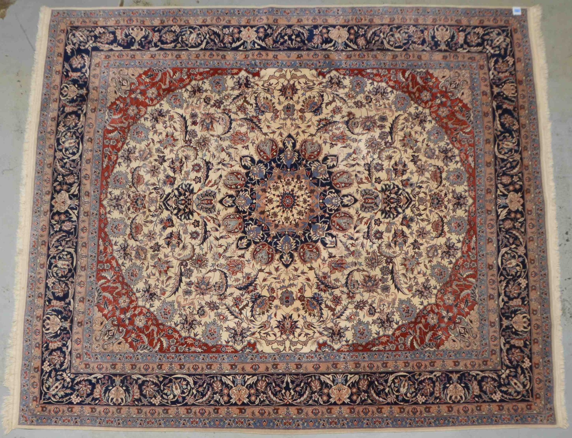Isfahan (China), mittelfeine Knüpfung, Flor in gutem Zustand; Maße 310 x 259 cm