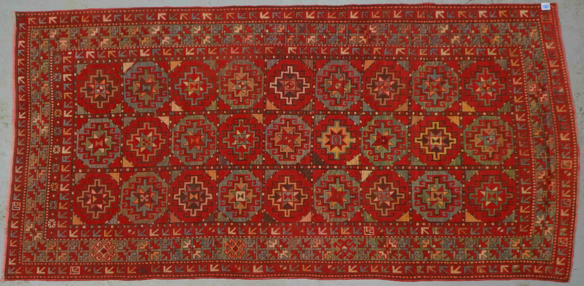 Antiker Orientteppich (Kaukasus), Wolle auf Wolle, Pflanzenfarben, Kellyformat
