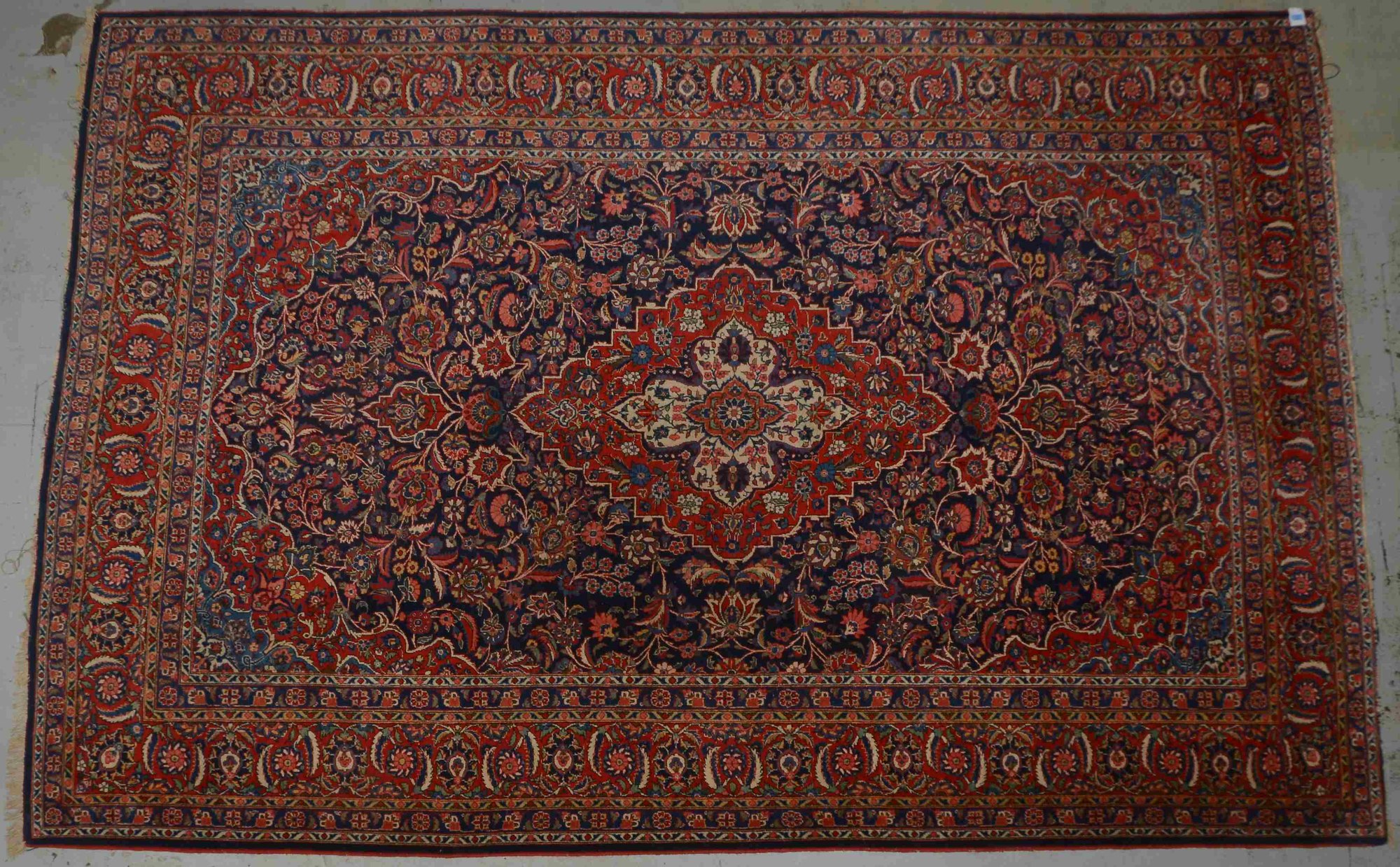 Keshan, Flor in insgesamt gutem Zustand; Maße 405 x 269 cm