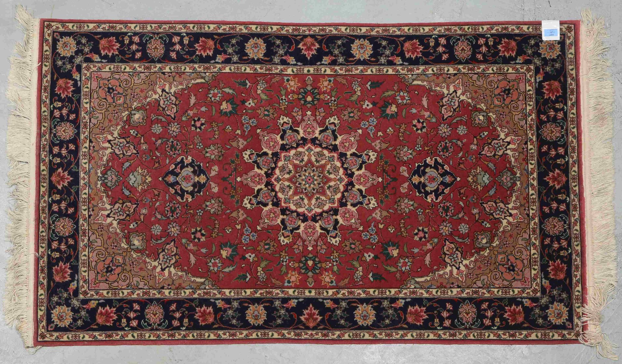 Täbriz, mittelfeine Knüpfung, Flor in gutem Zustand; Maße 160 x 94 cm