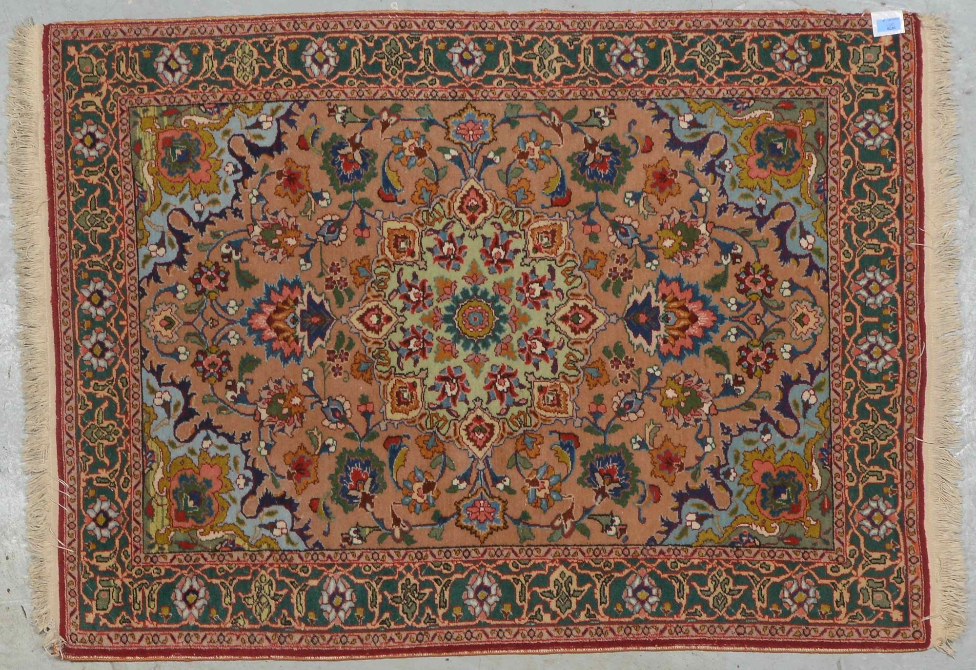 Täbriz, mittelfeine Knüpfung, Flor in gutem Zustand; Maße 142 x 105 cm