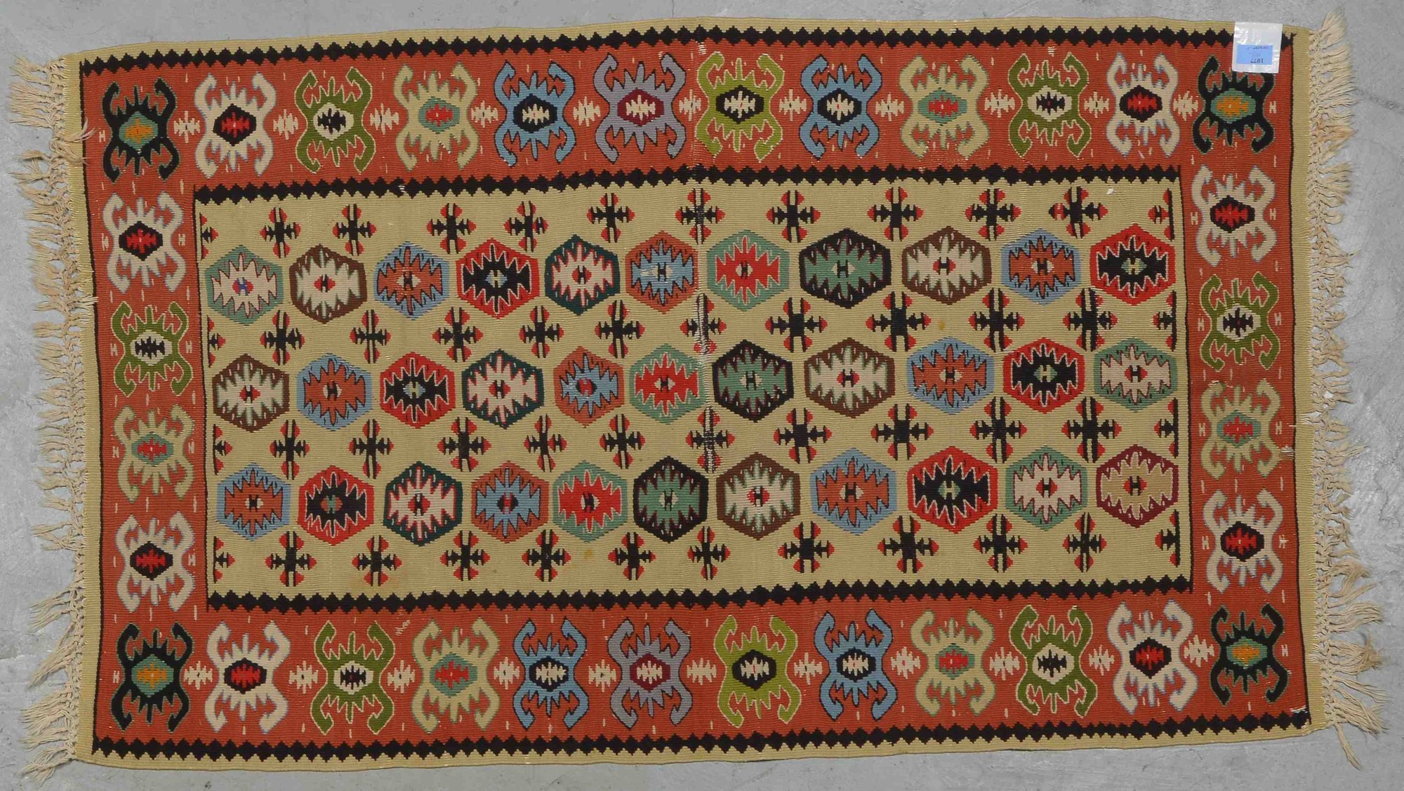 Kelim (Anatolien/Türkei), hellgrundig, mit Krabbenbordüre; Maße 136 x 79 cm