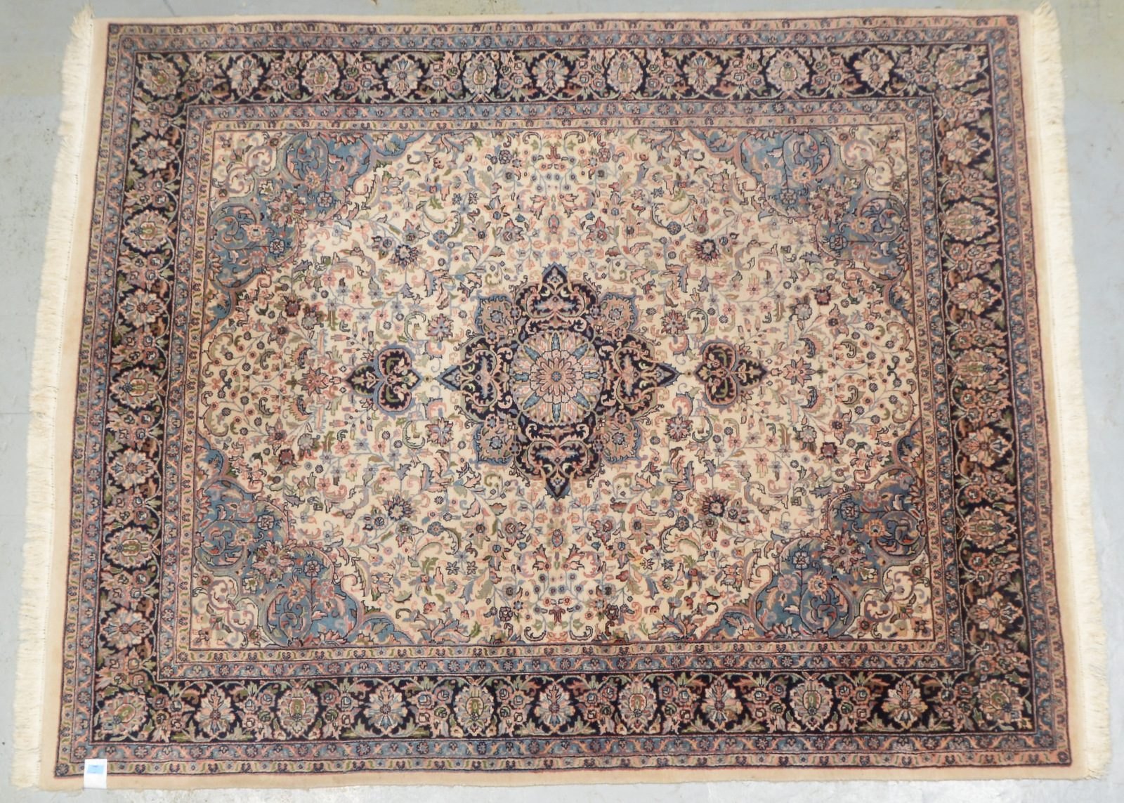 Indo-Orientteppich, mittelfeine feste Knüpfung, hellgrundig, hochflorig