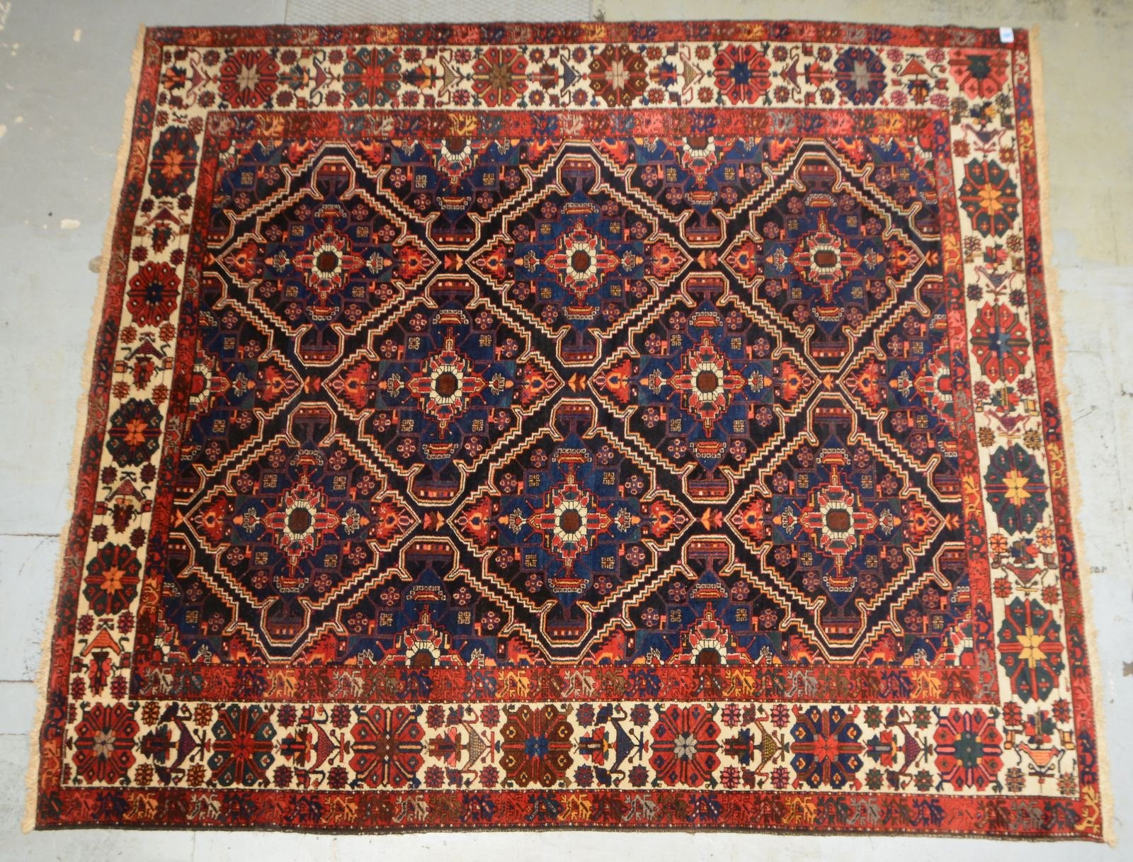 Bakhtiari, durchgemustert, Flor in insges. gutem Zustand; Maße 382 x 330 cm