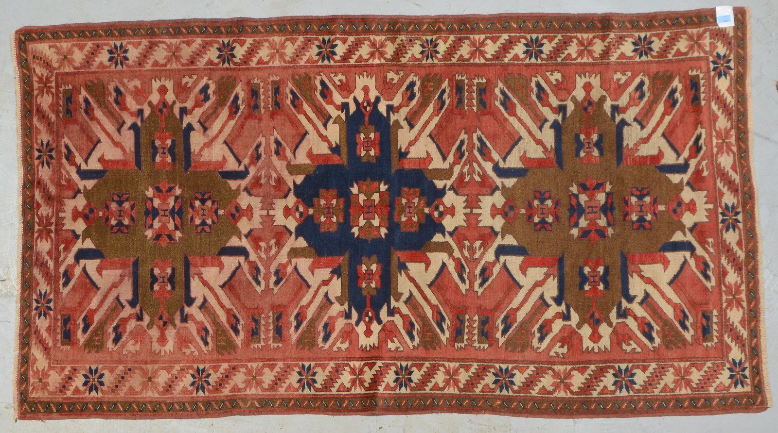 Schild-Kazak (Kaukasus), mittelfeine Knüpfung, mit kyrill. Schriftzeichen