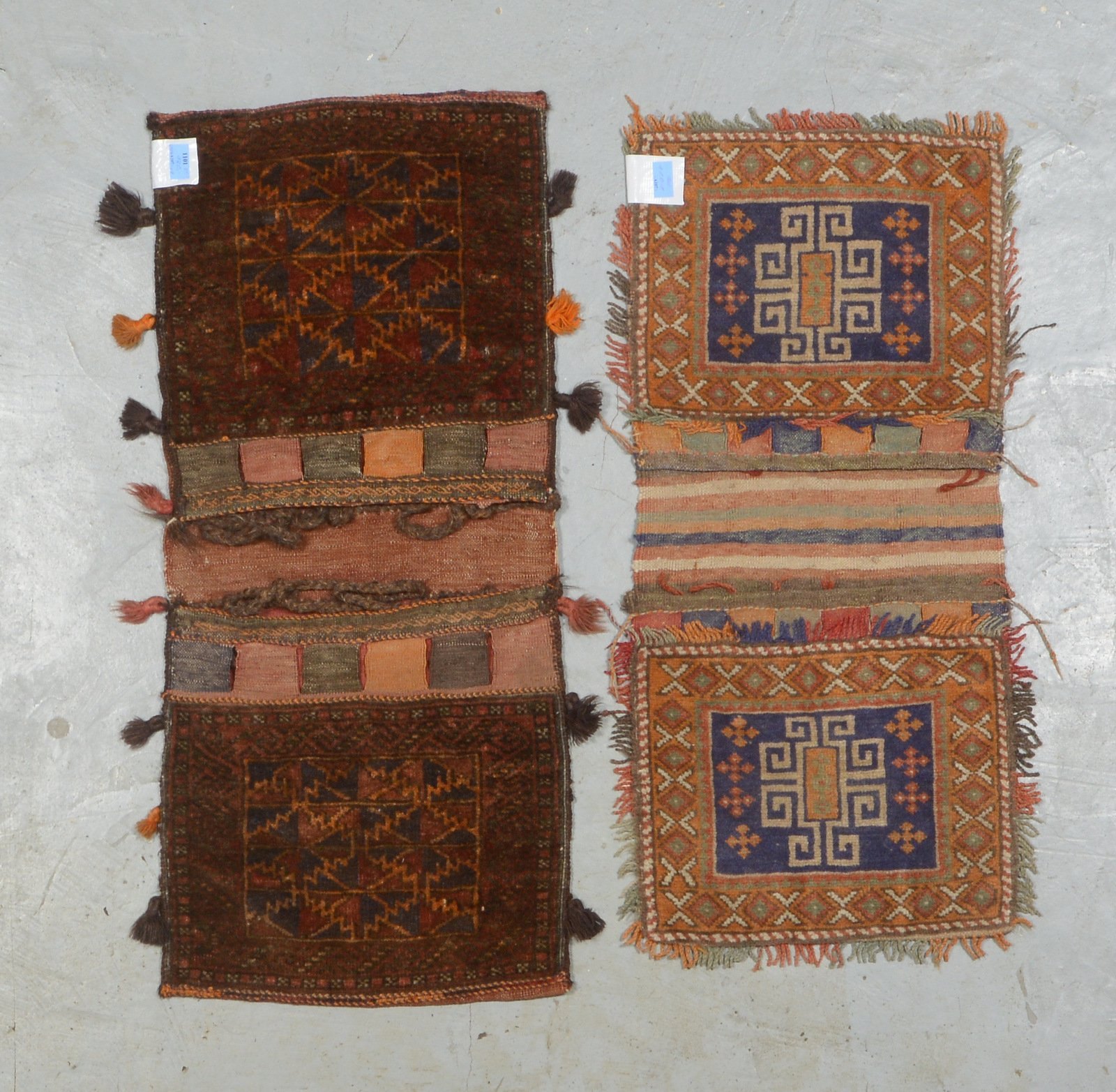 2 Eseltaschen (Salztaschen), alt, untersch. Knüpfgewebe/Flachgewebe