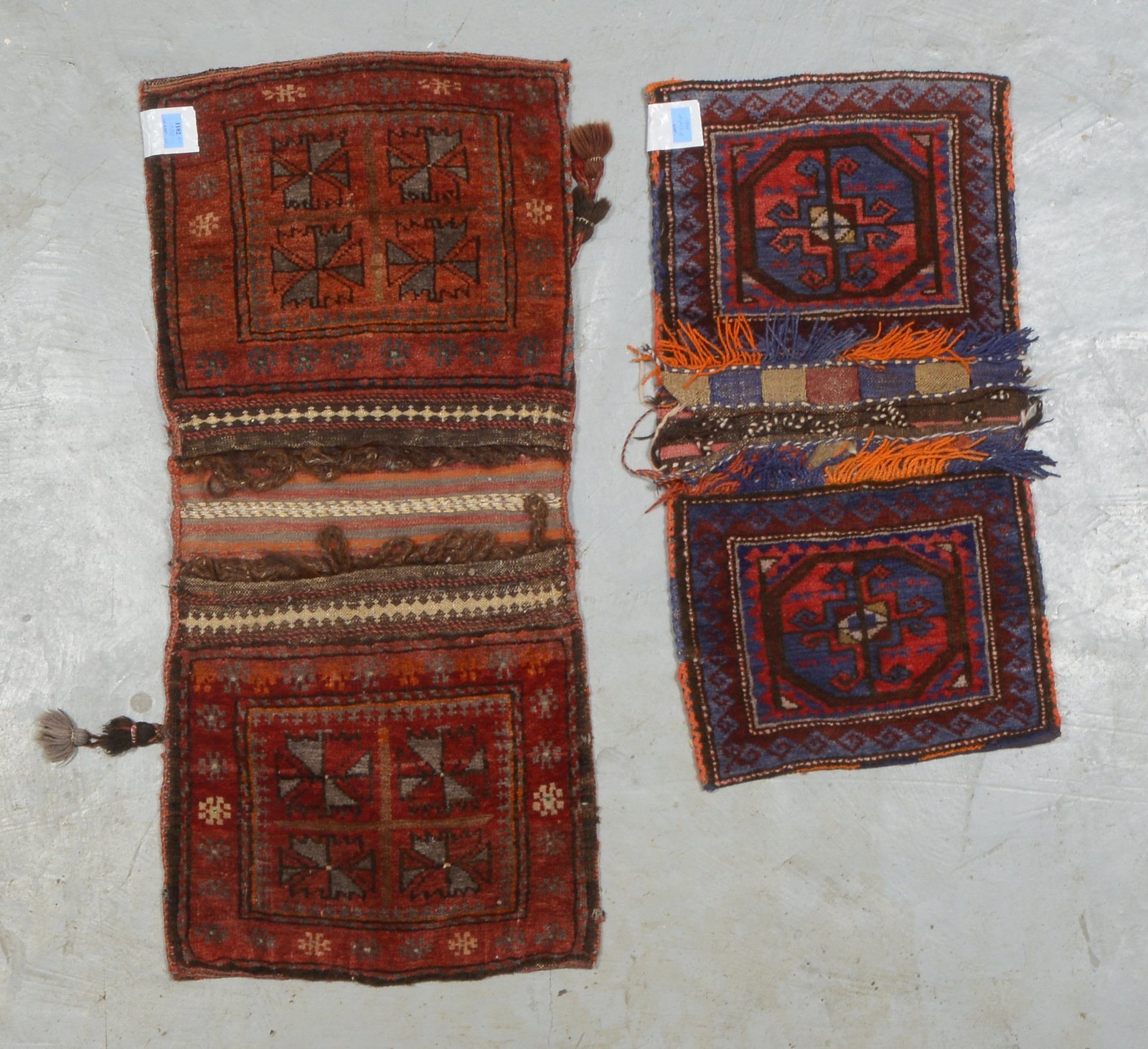 2 Eseltaschen (Salztaschen), alt, untersch. Knüpfgewebe/Flachgewebe