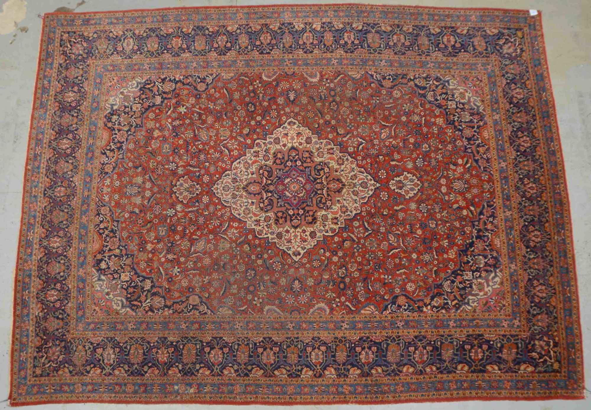 Keshan, älter, mittelfeine Knüpfung, Flor stellenweise etwas dünner; Maße 365 x 270 cm (Schmalseite