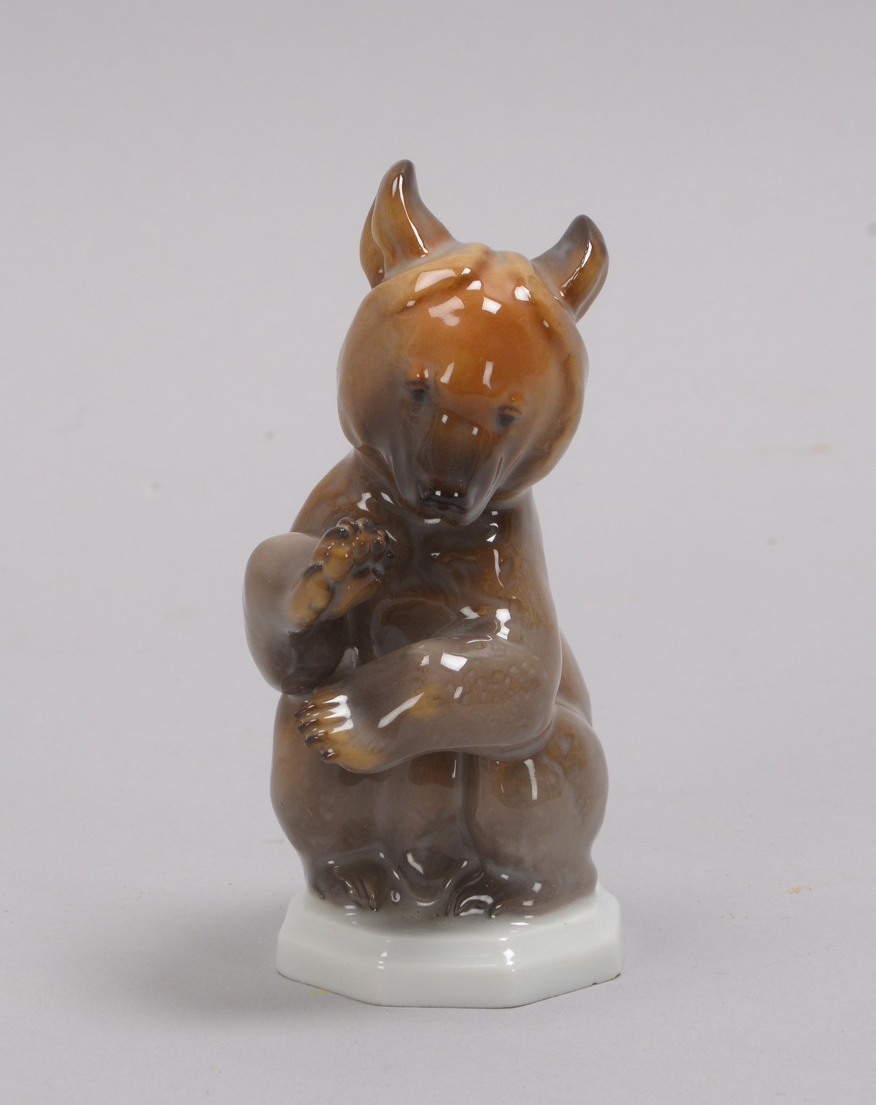 Allach, Porzellanfigur, 'Bittender Bär', im Boden gemarkt und signiert