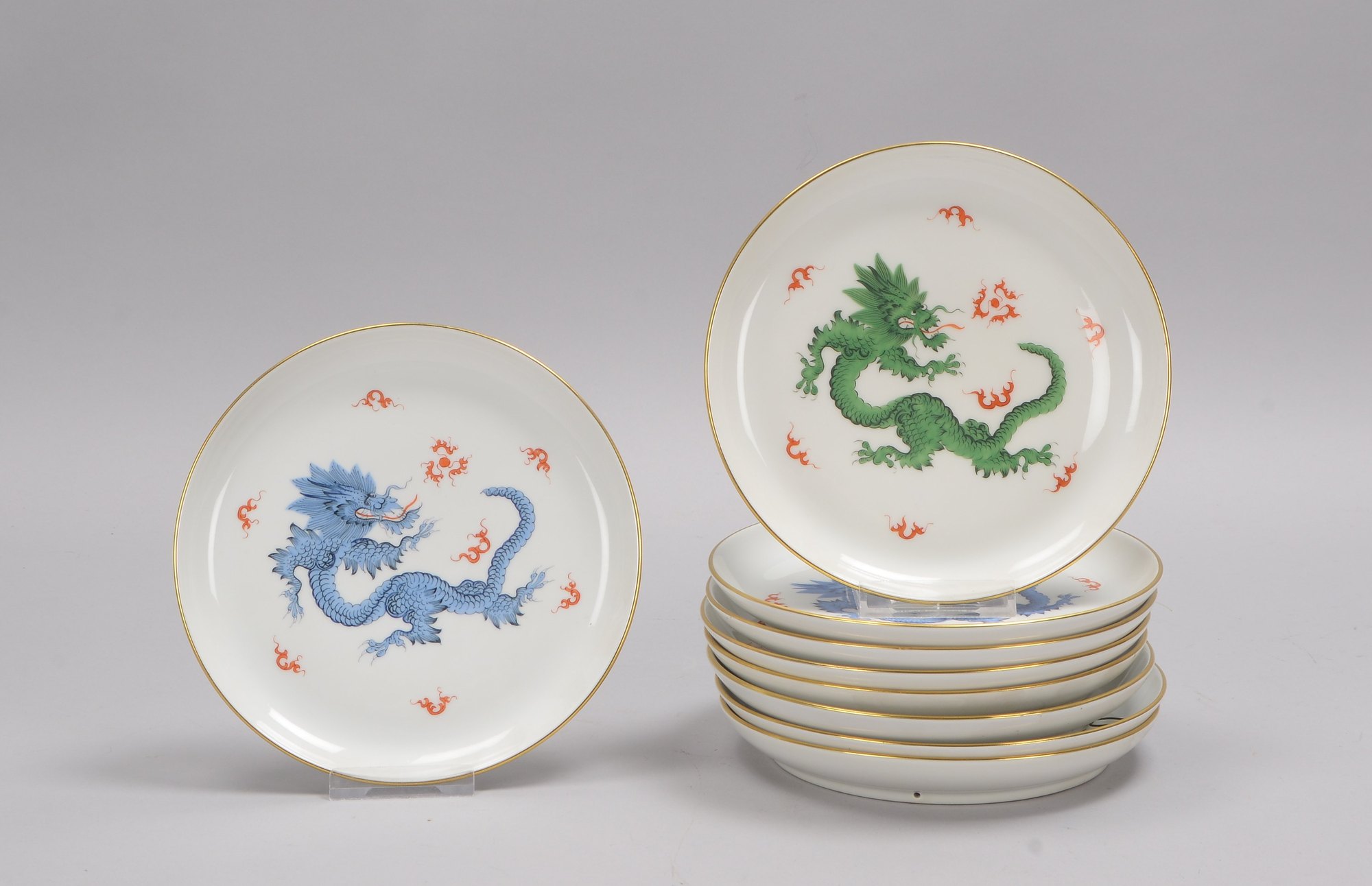 Meissen (I. Wahl), Wandteller-Konvolut, jeweils mit Drachendekor, 9 Stück