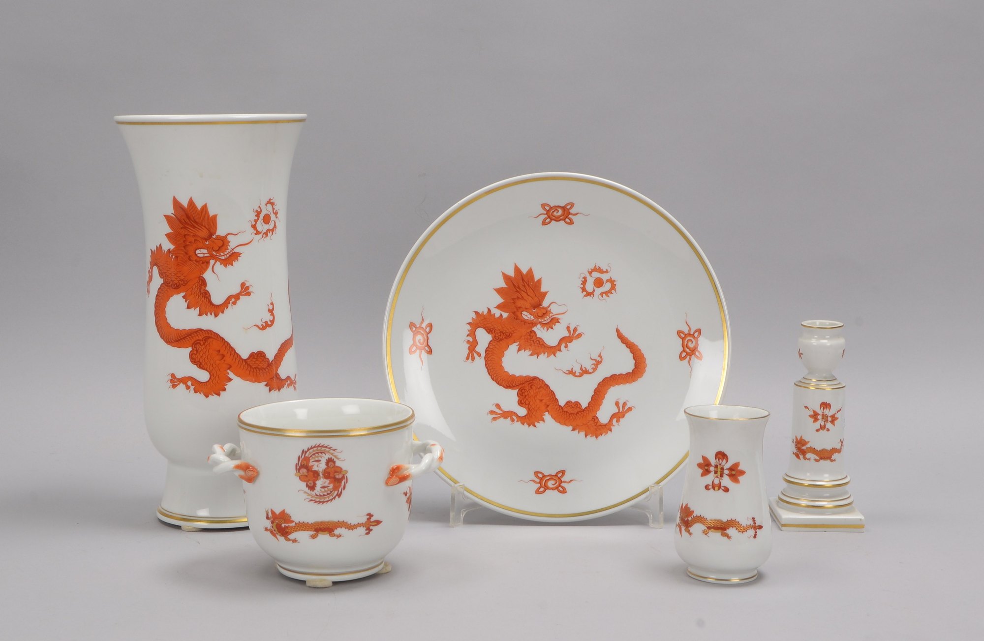 Meissen (I. Wahl), Porzellankonvolut, Dekor 'Roter Drache', 5 Teile/1x 2-gestr.