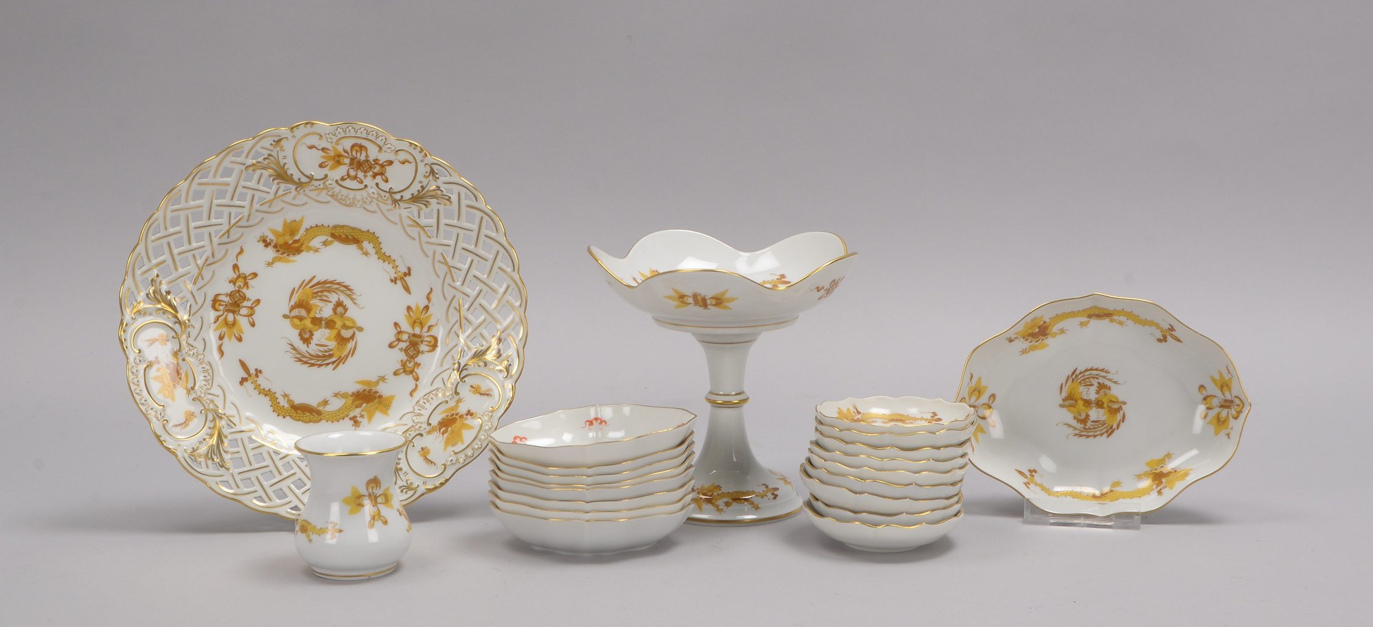 Meissen (I. Wahl), Porzellankonvolut, mit Drachendekor, 21 Teile, div. Gefäße