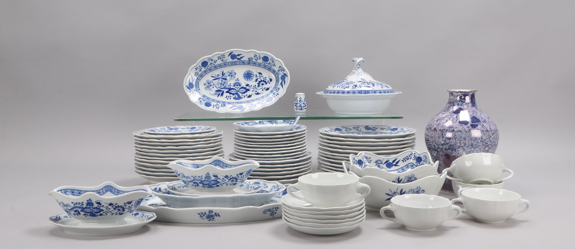 Hutschenreuther, Porzellan-Speiseservice, Zwiebelmuster, div. Teile