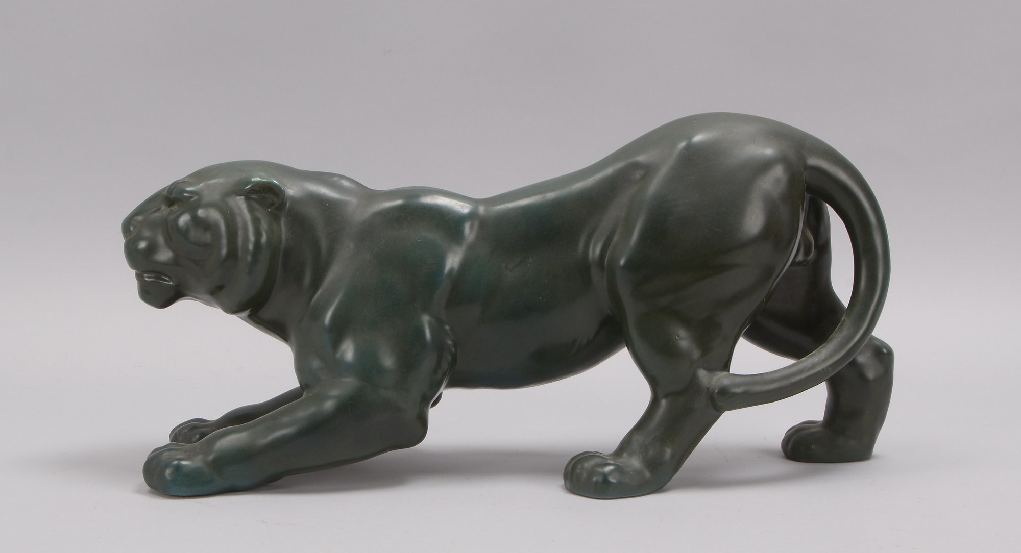 Keramikfigur, 'Panther' (in lauernder Haltung), mit grüner Glasur