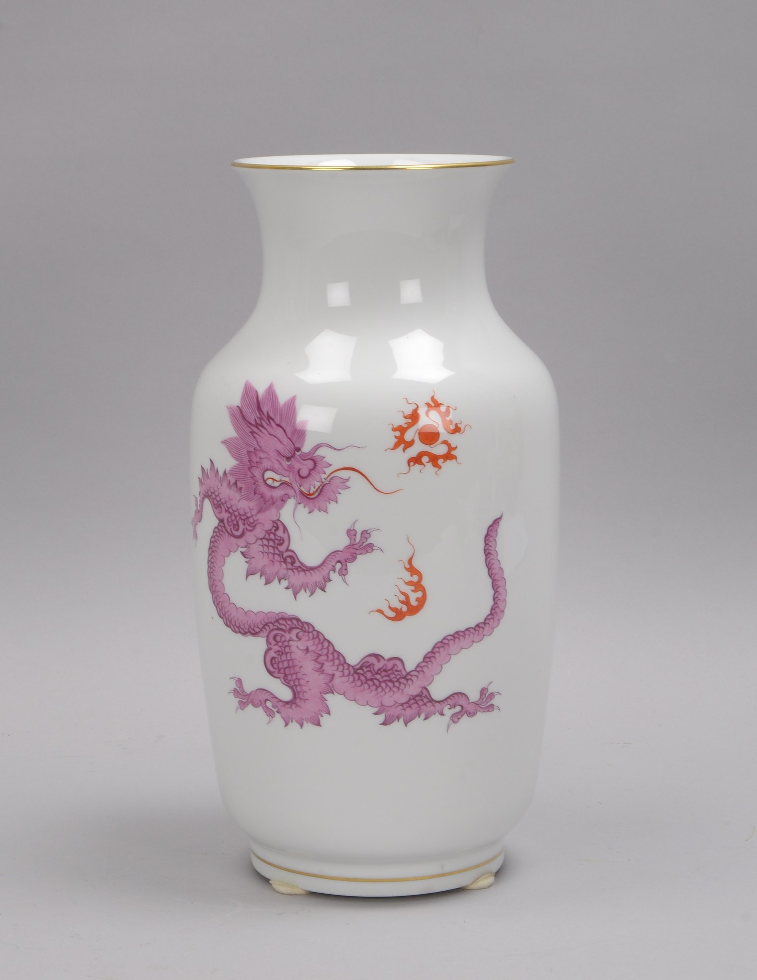 Meissen (I. Wahl), Porzellanvase, Drachendekor in Violett, mit Goldrand