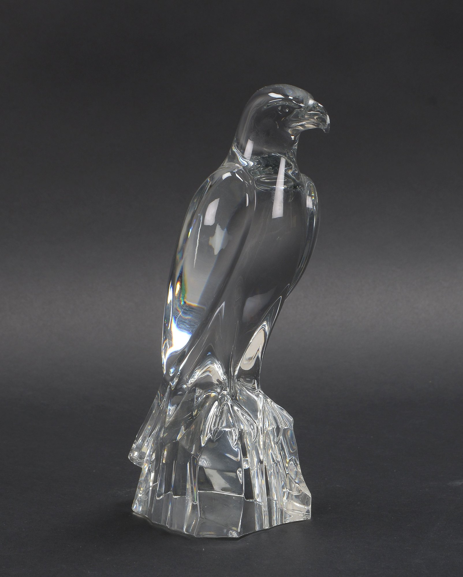 Baccarat/Frankreich, Glasskulptur, 'Adler' (auf Felsensockel), Klarglas, signiert