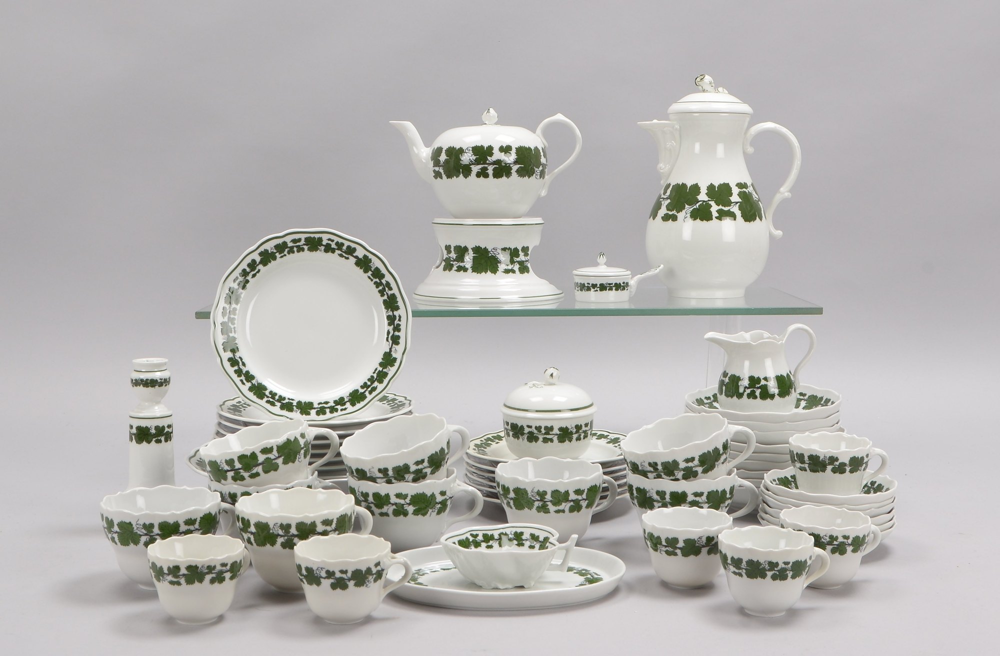 Meissen (2-gestr.), Kaffee-/Teeservice, Weinlaubdekor, div. Servierteile, u.a.
