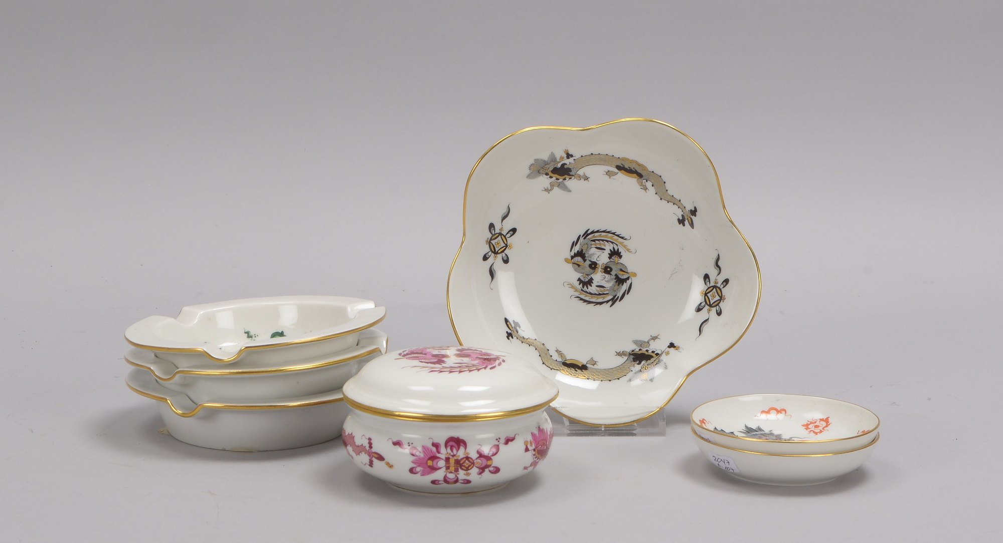 Meissen (I. Wahl), Porzellankonvolut, mit Drachendekor, 7 Teile/div.