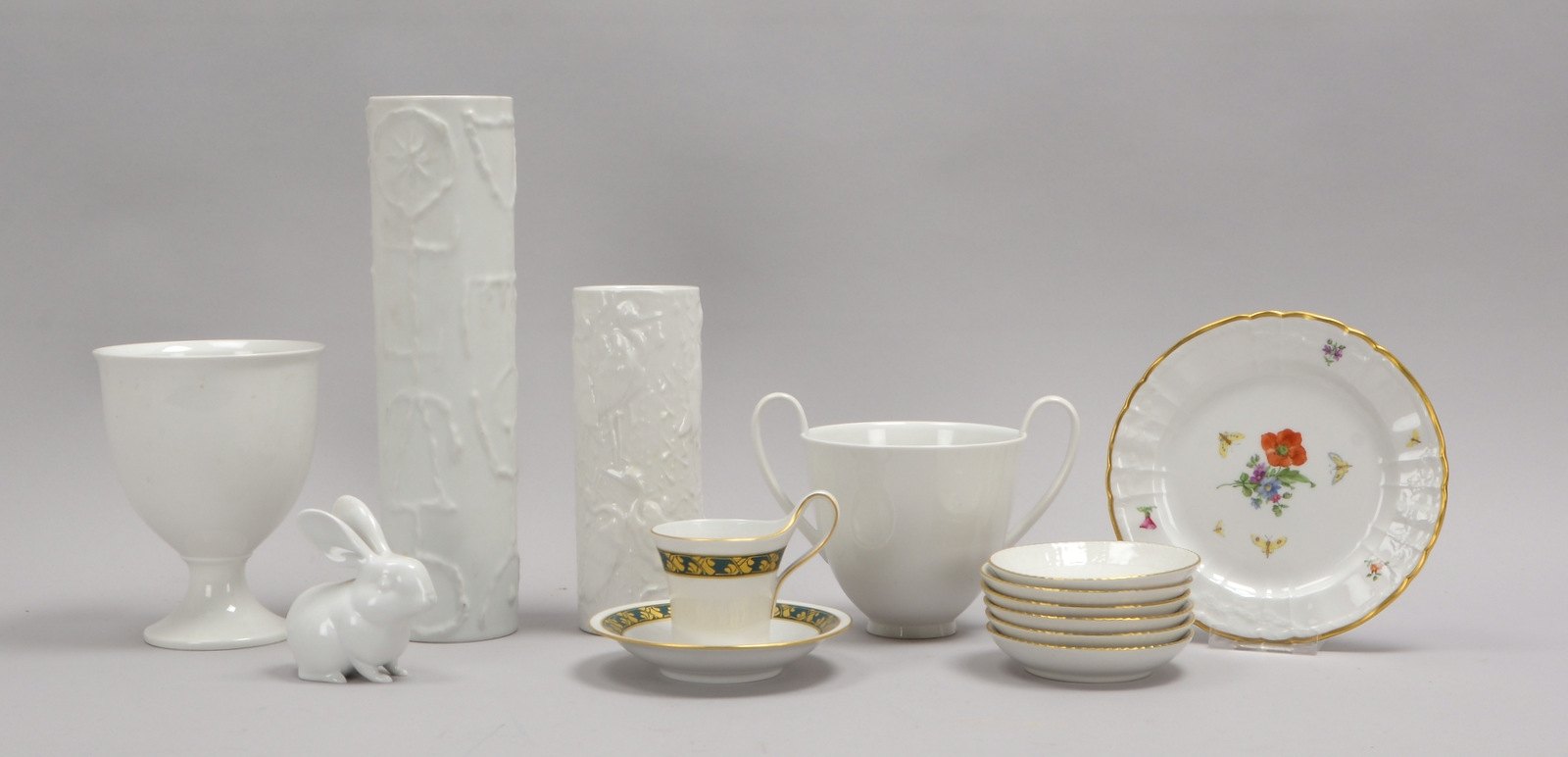 KPM Berlin, 2 Porzellanteile: 1 Vase, Höhe 17 cm; und 1 Figur 'Hase'