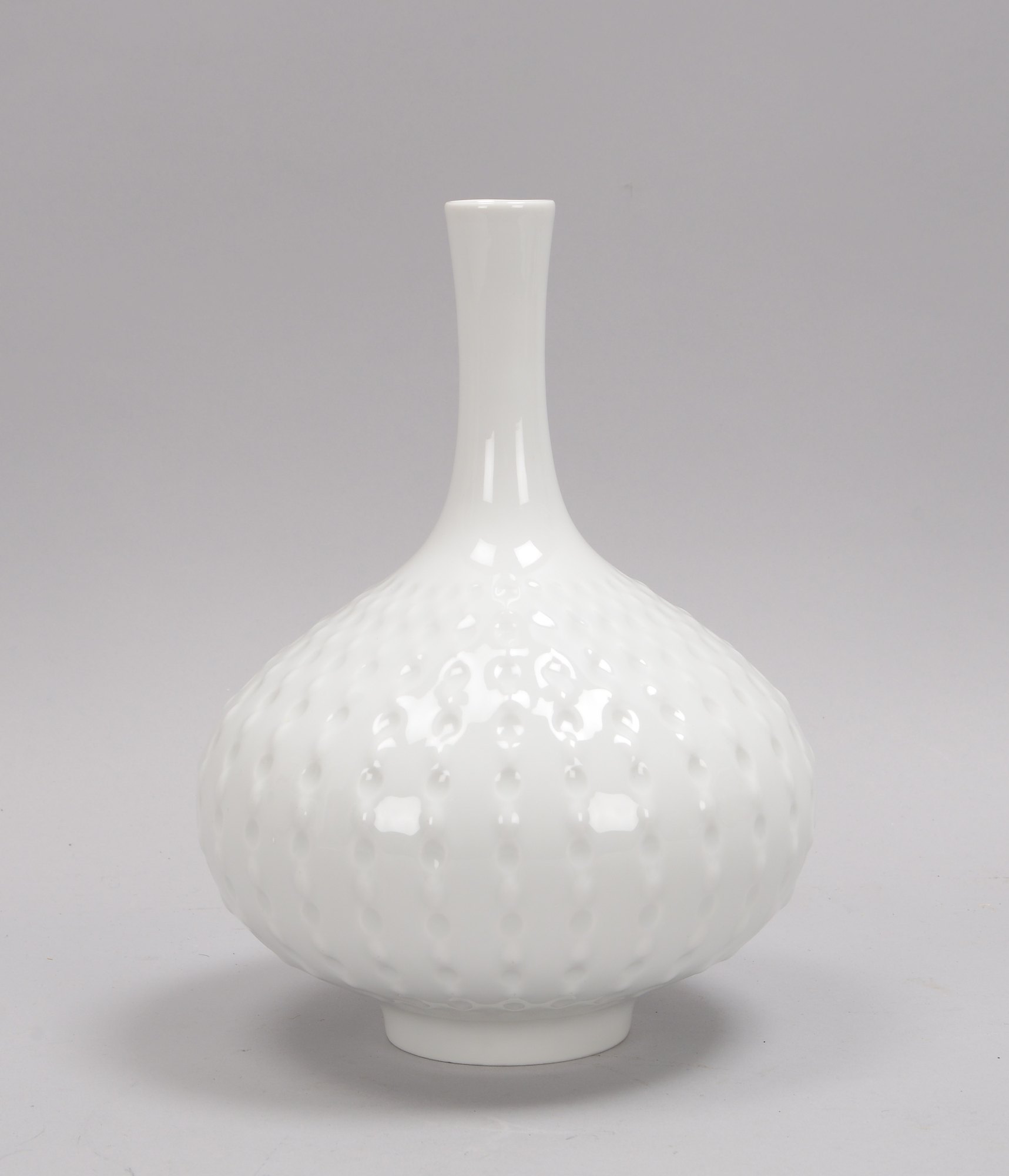 Meissen (I. Wahl), Porzellanvase, bauchiger Korpus mit langem schmalem Hals, mit Golfballstruktur, E
