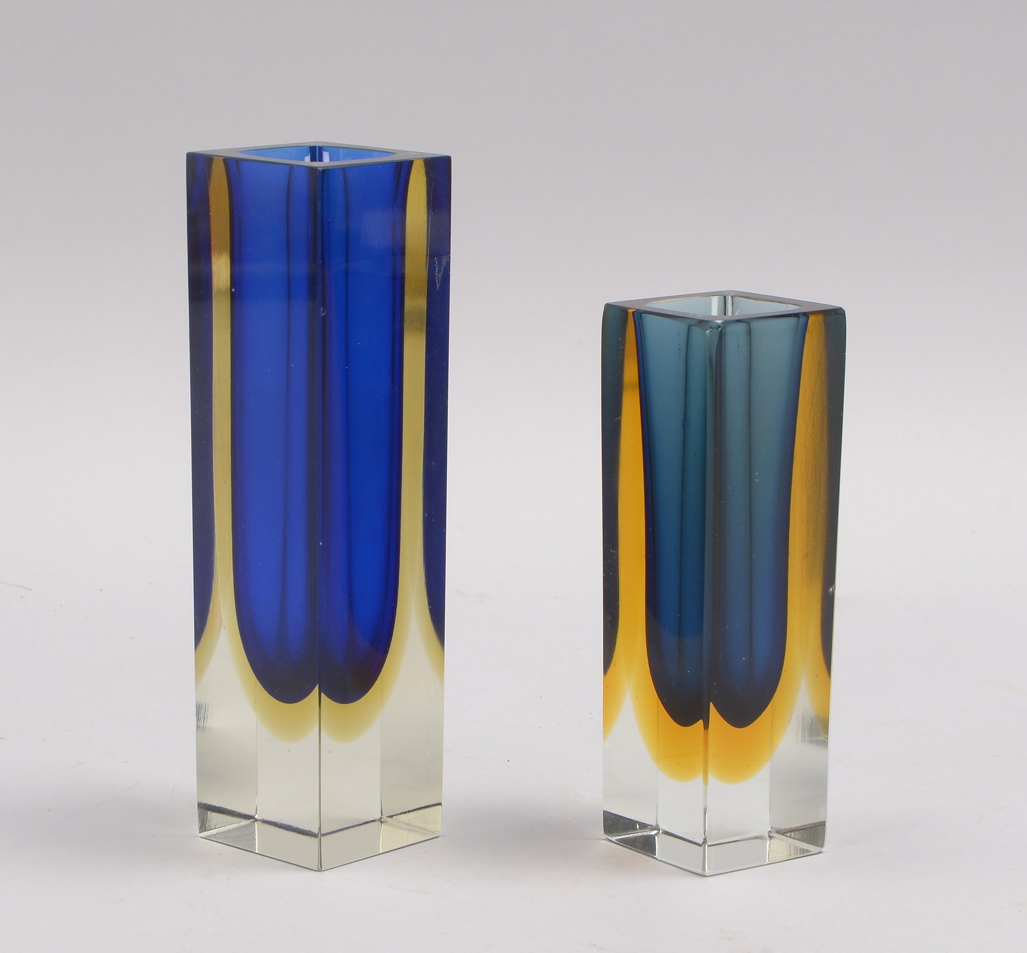 2 Tischglasvasen (Murano), Vierkantkorpus; Höhe 14 cm/Höhe 18 cm